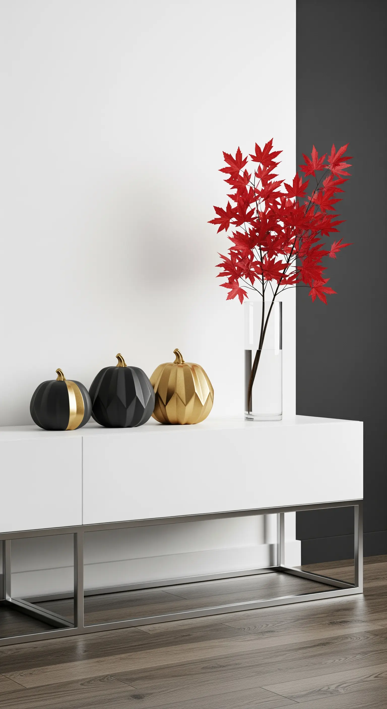 Moderne Konsole mit schwarzen, goldenen Kürbissen und roten Ahornzweigen.