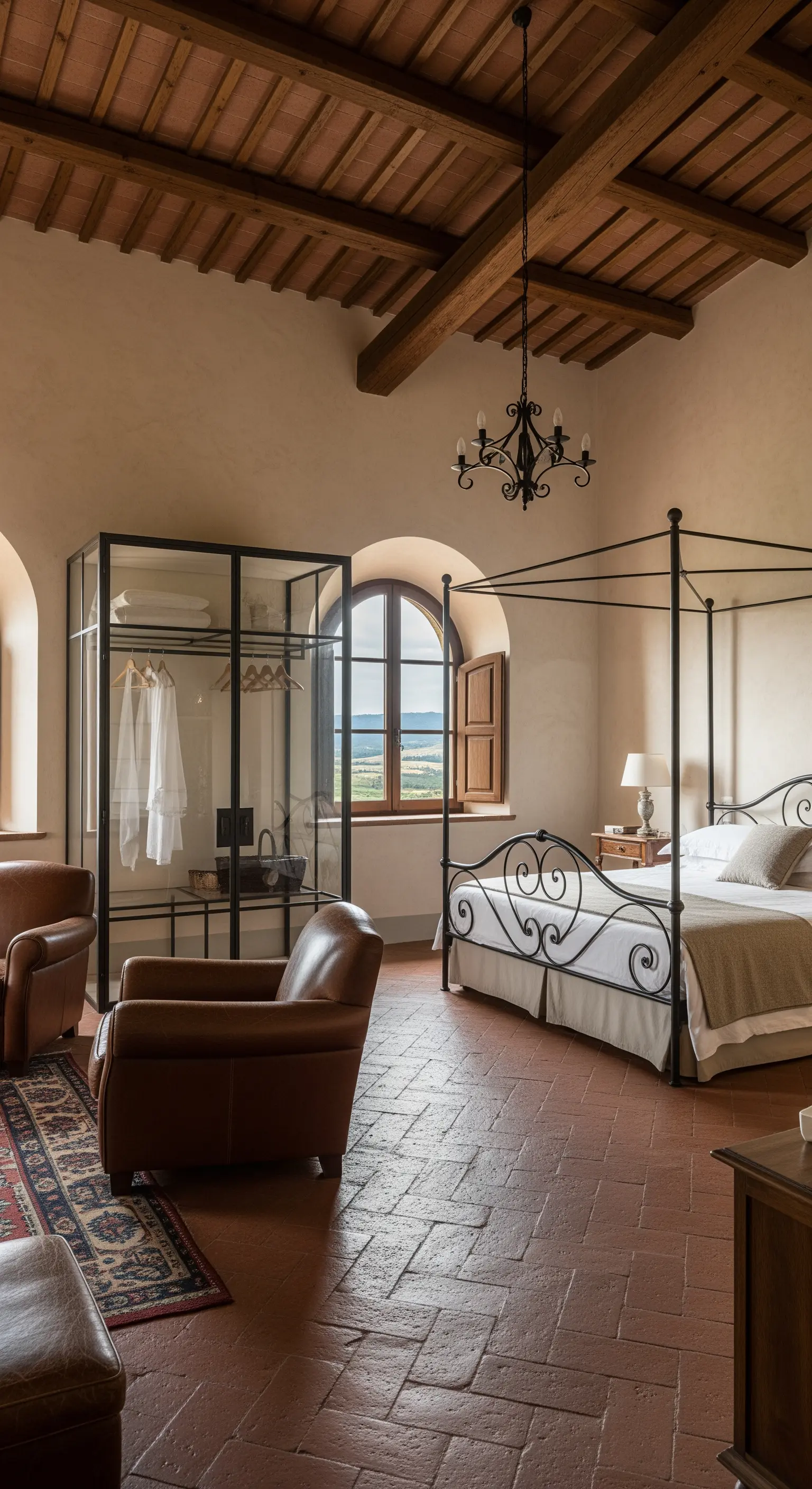 Rustikales Schlafzimmer im toskanischen Stil mit einem schlichten, modernen Glas-Kleiderschrank.