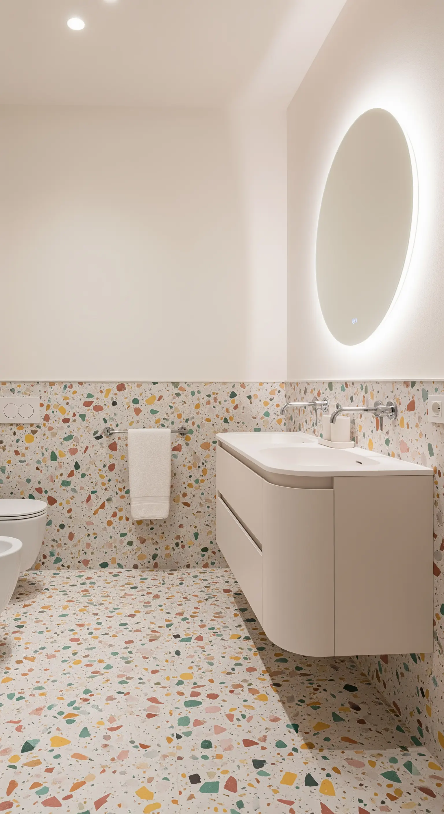 Helles Badezimmer mit bunten Terrazzofliesen und einem schwebenden Waschtisch.