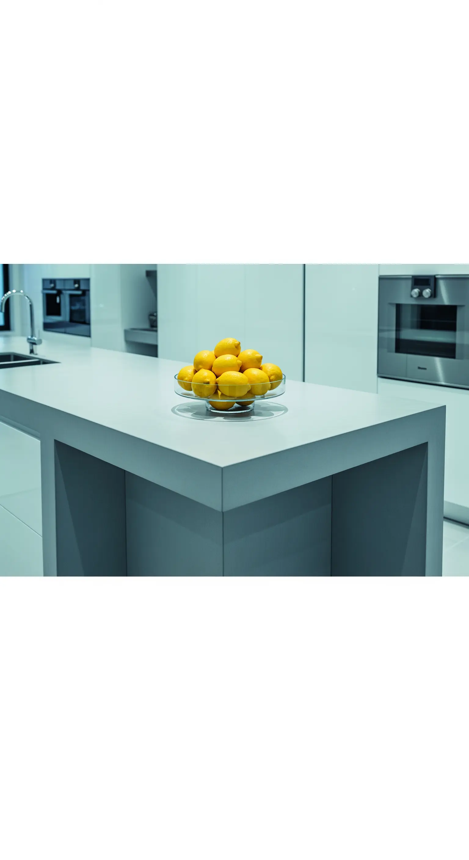 Zitronen in flacher Glasschale