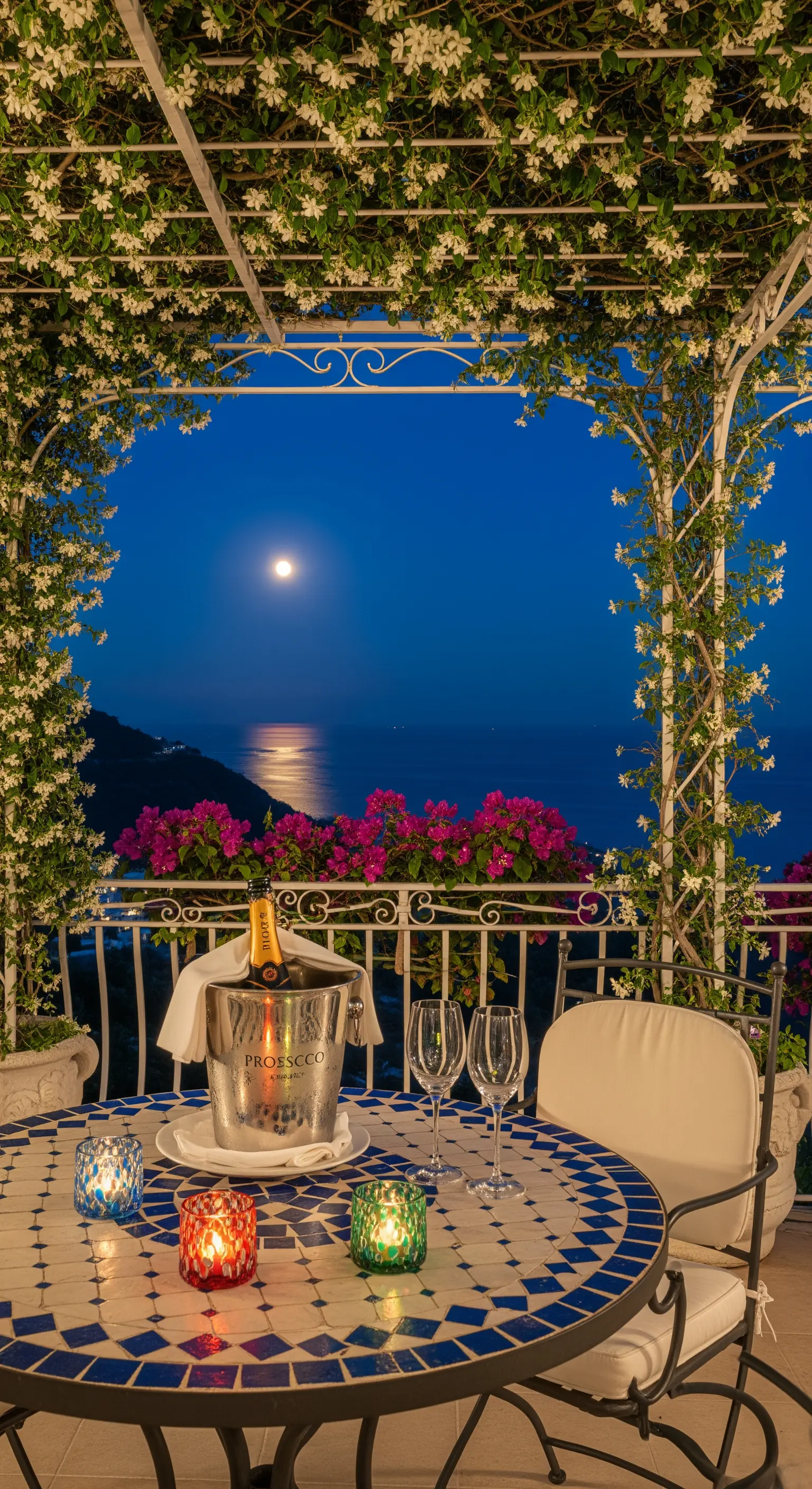 Romantischer Balkon mit Jasmin, Meerblick, Mosaiktisch, Prosecco