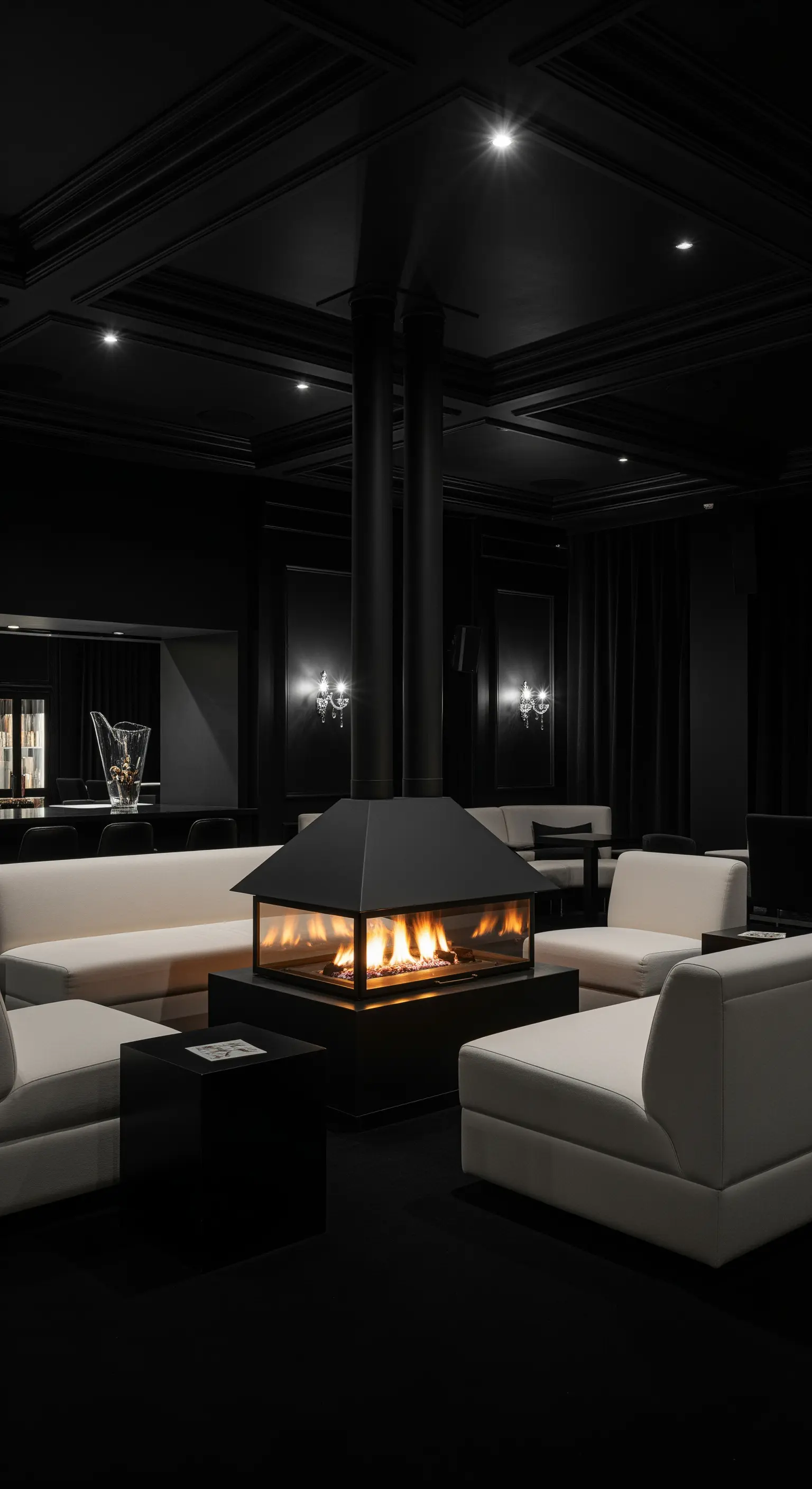 Dramatische Lounge in Schwarz mit einem zentralen Kamin und weißen Sofas als Kontrast.