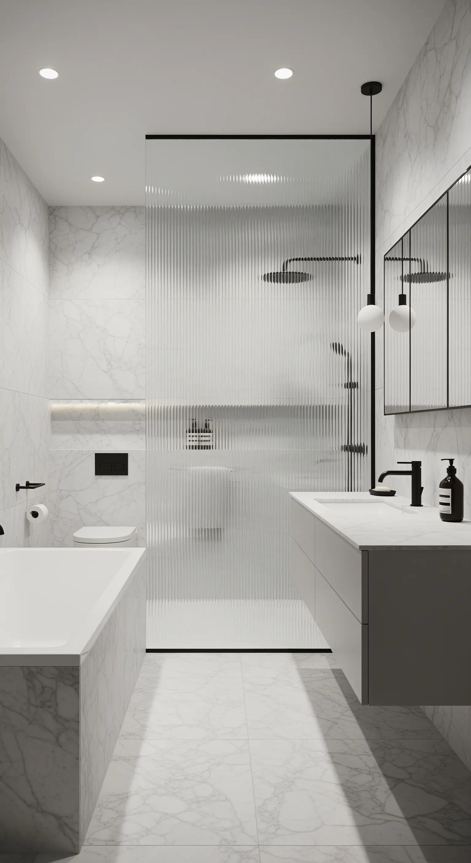 Weißes Marmorbad mit einer Duschwand aus geriffeltem Glas und mattschwarzen Armaturen