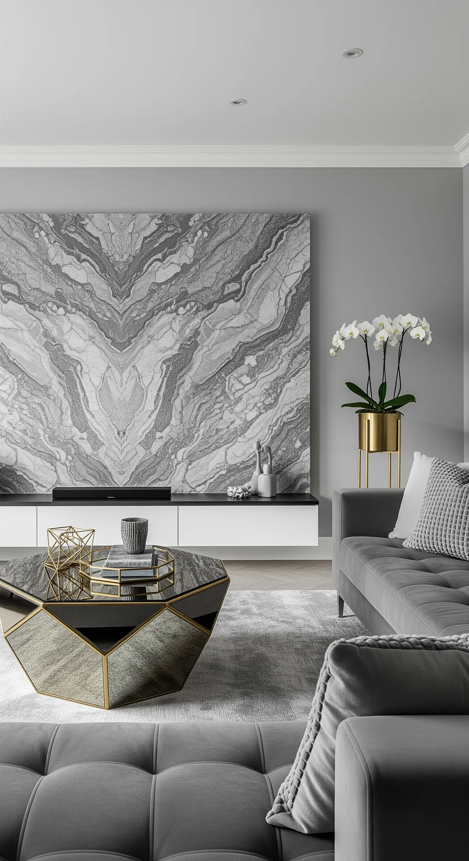 Graues Wohnzimmer mit großer Marmor-Wandplatte und geometrischem Couchtisch.