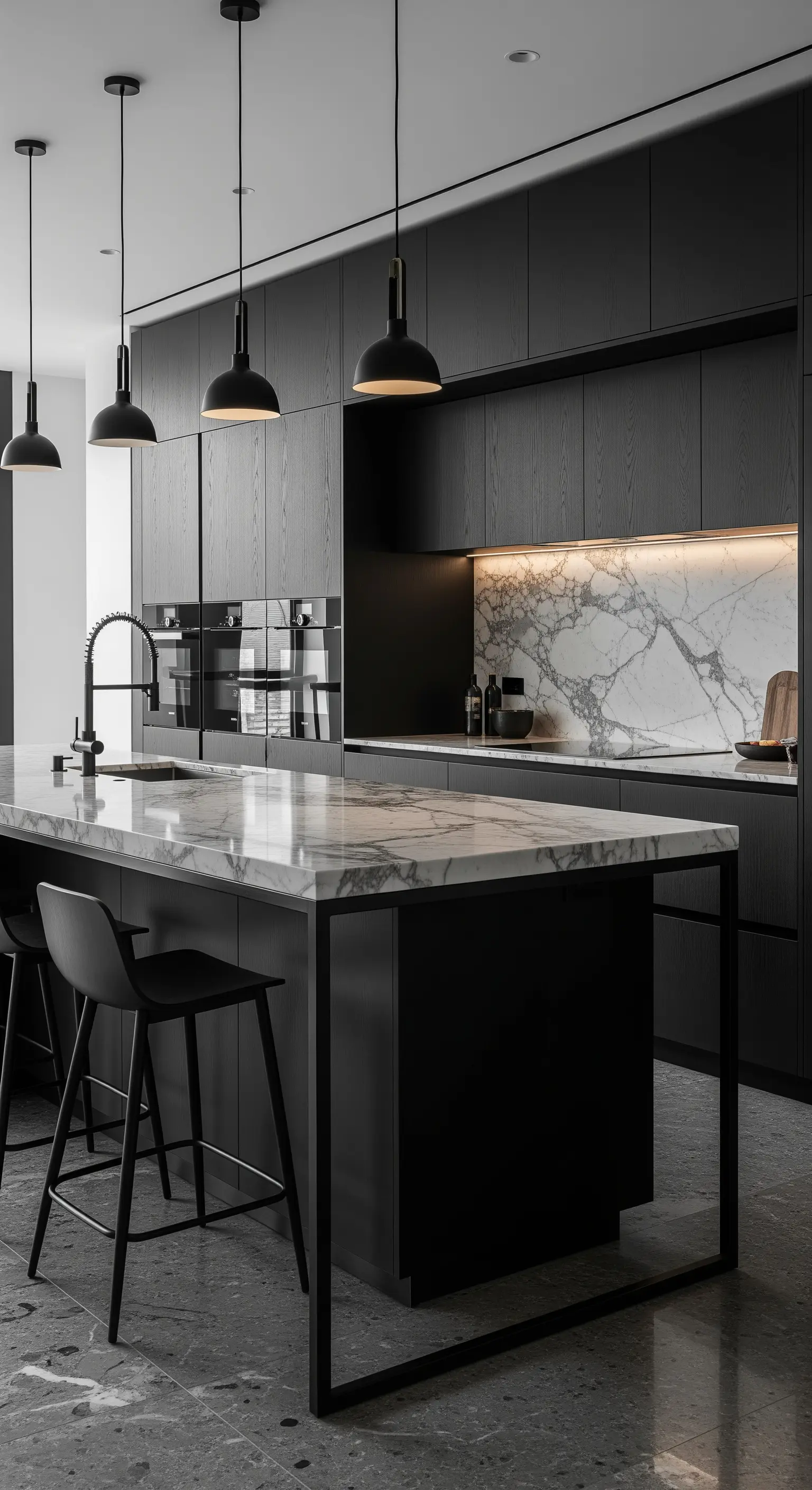 Elegante Küche in Mattschwarz und Marmor mit Pendelleuchten und Barhockern