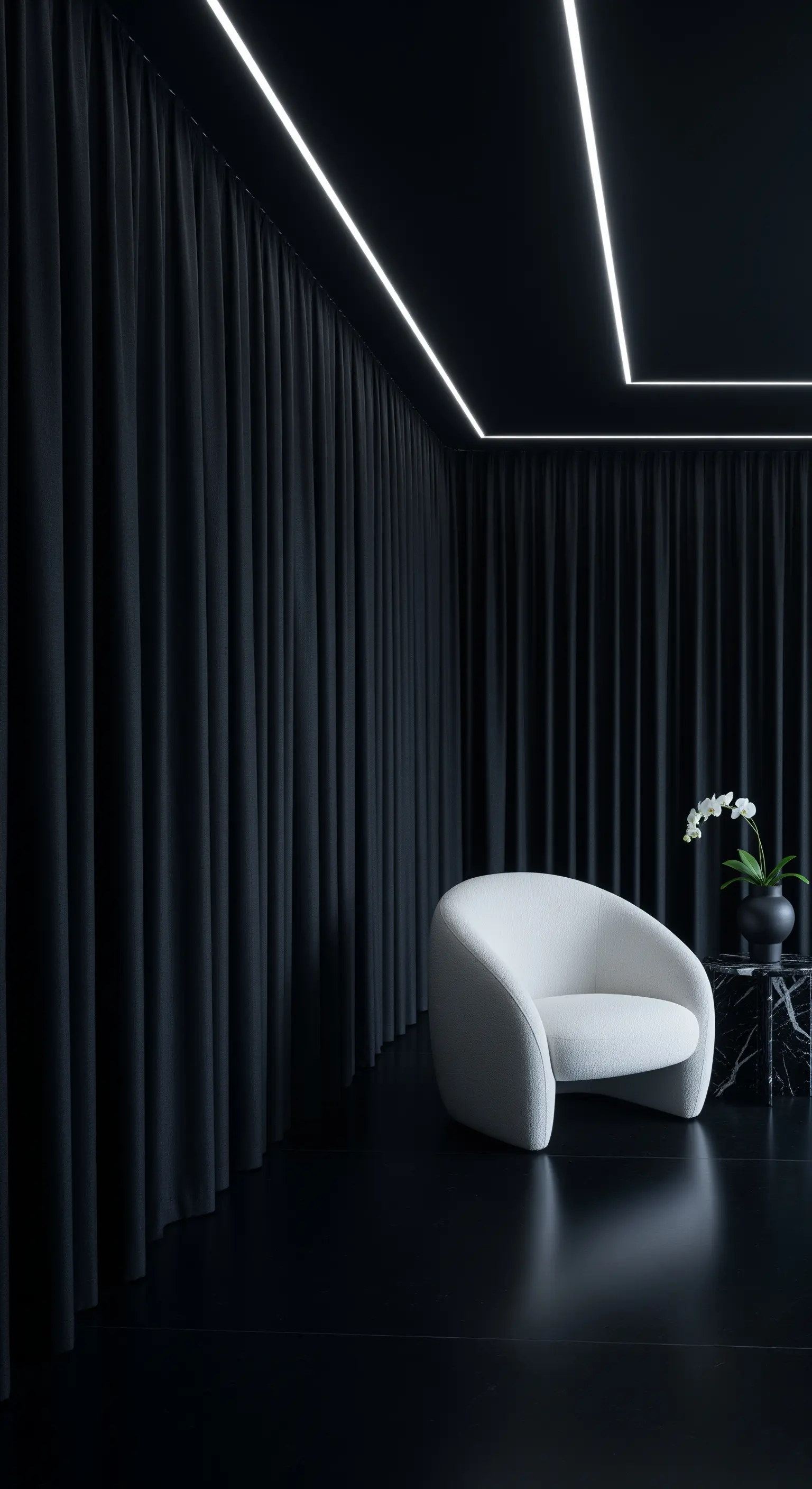 Monochromes Schwarz-Weiß-Wohnzimmer mit weißen Sessel, schwarzen Vorhängen und LED-Lichtlinien