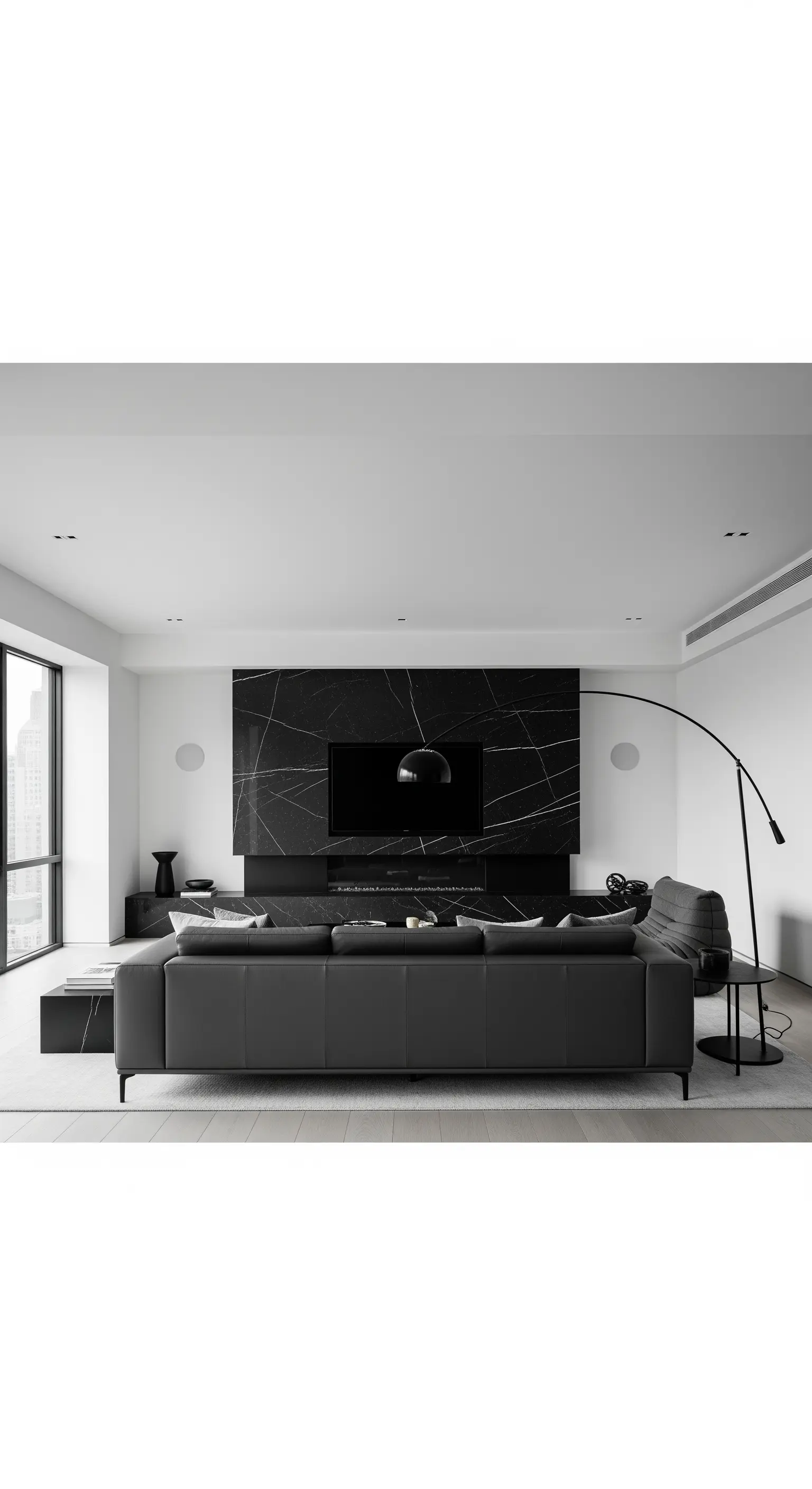 Minimalistisches Wohnzimmer mit schwarzer Marmorwand als TV- und Kaminhintergrund.