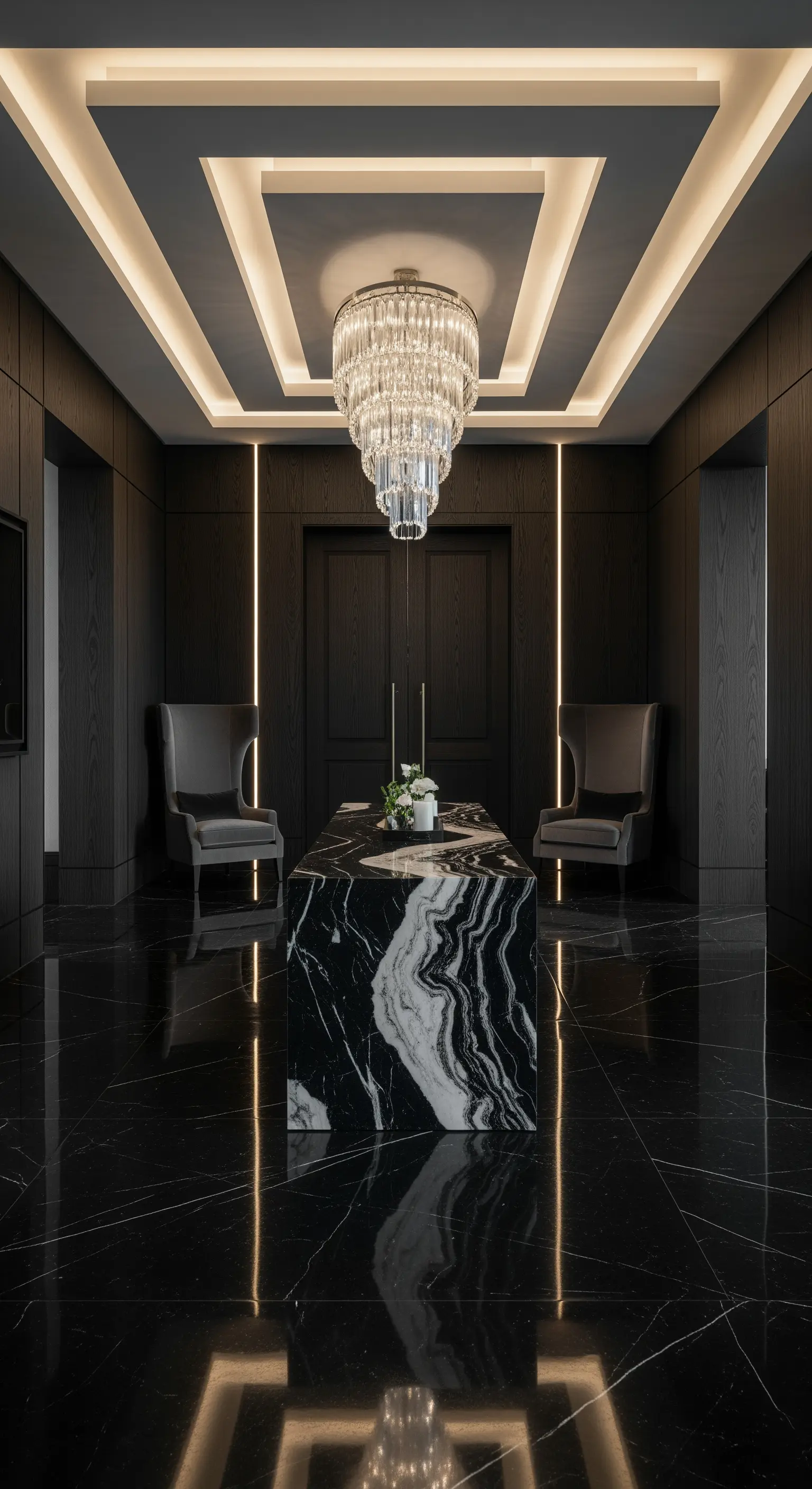 Massive schwarze Marmorkonsole in einem luxuriösen, dunklen Eingangsbereich mit Chandelier