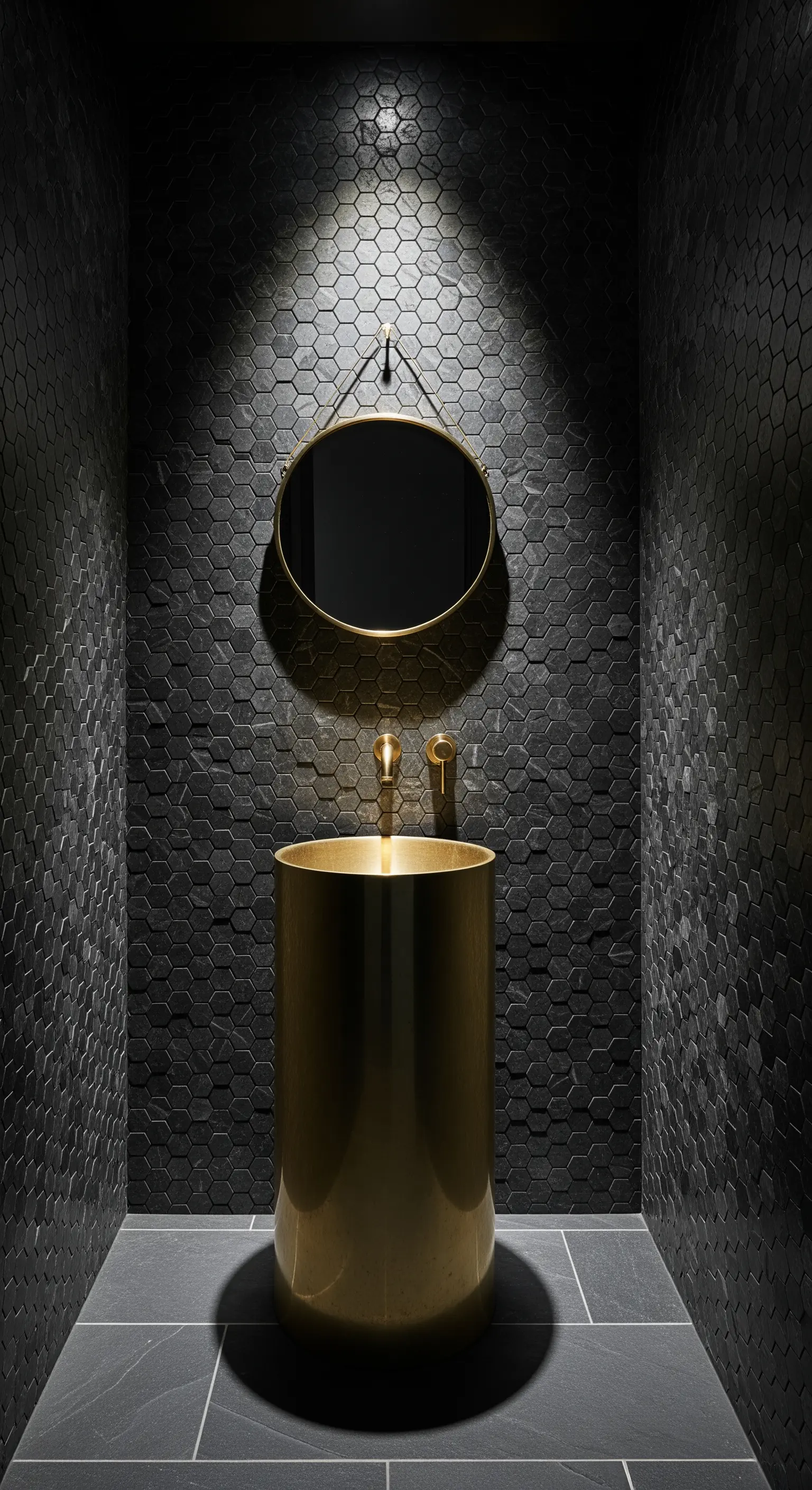 Gästebad mit schwarzen Hexagon-Fliesen und einem goldenen, freistehenden Waschbecken.