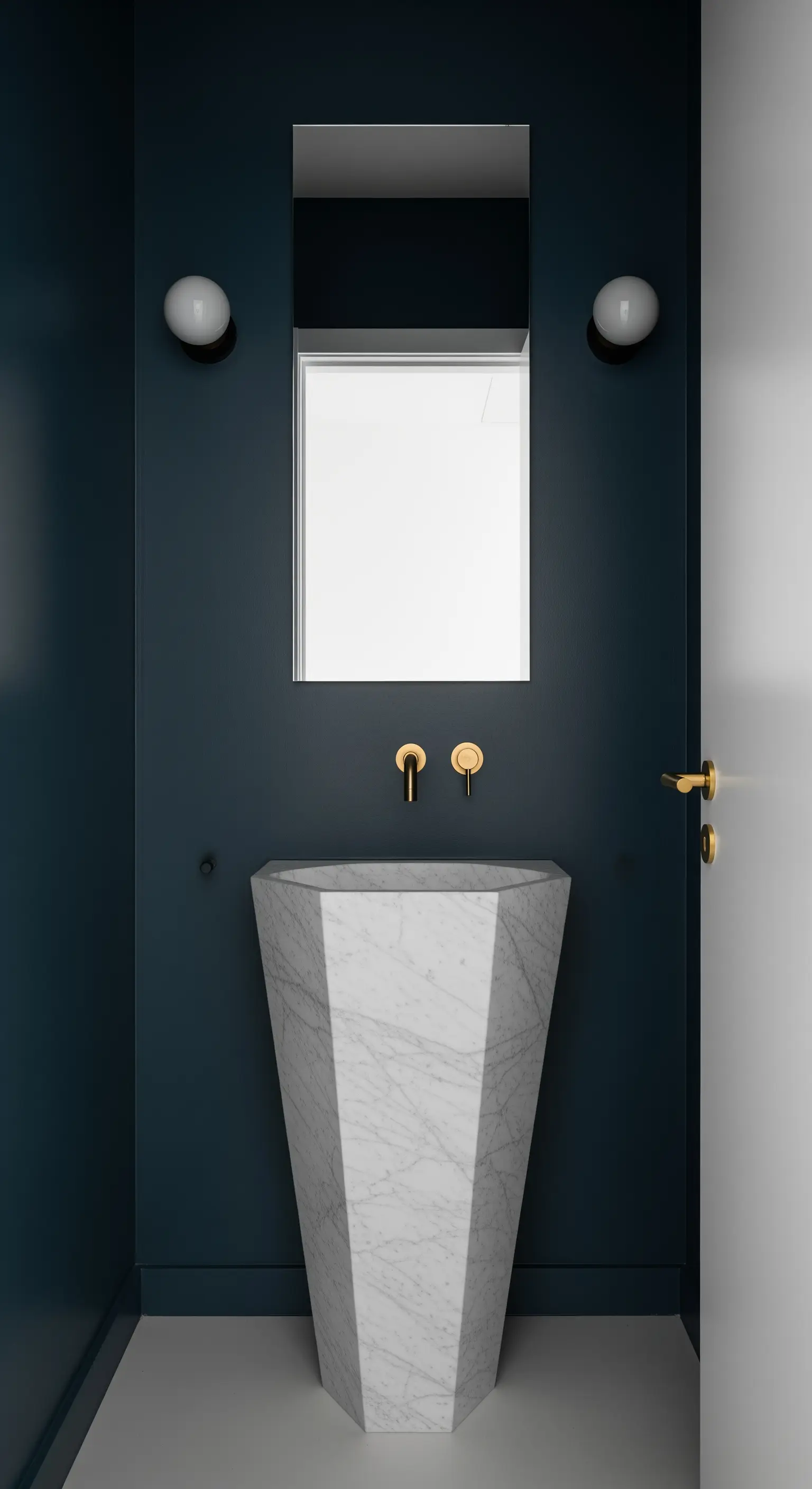 Gästetoilette mit dunkelblauen Wänden und einem skulpturalen Marmorwaschbecken.