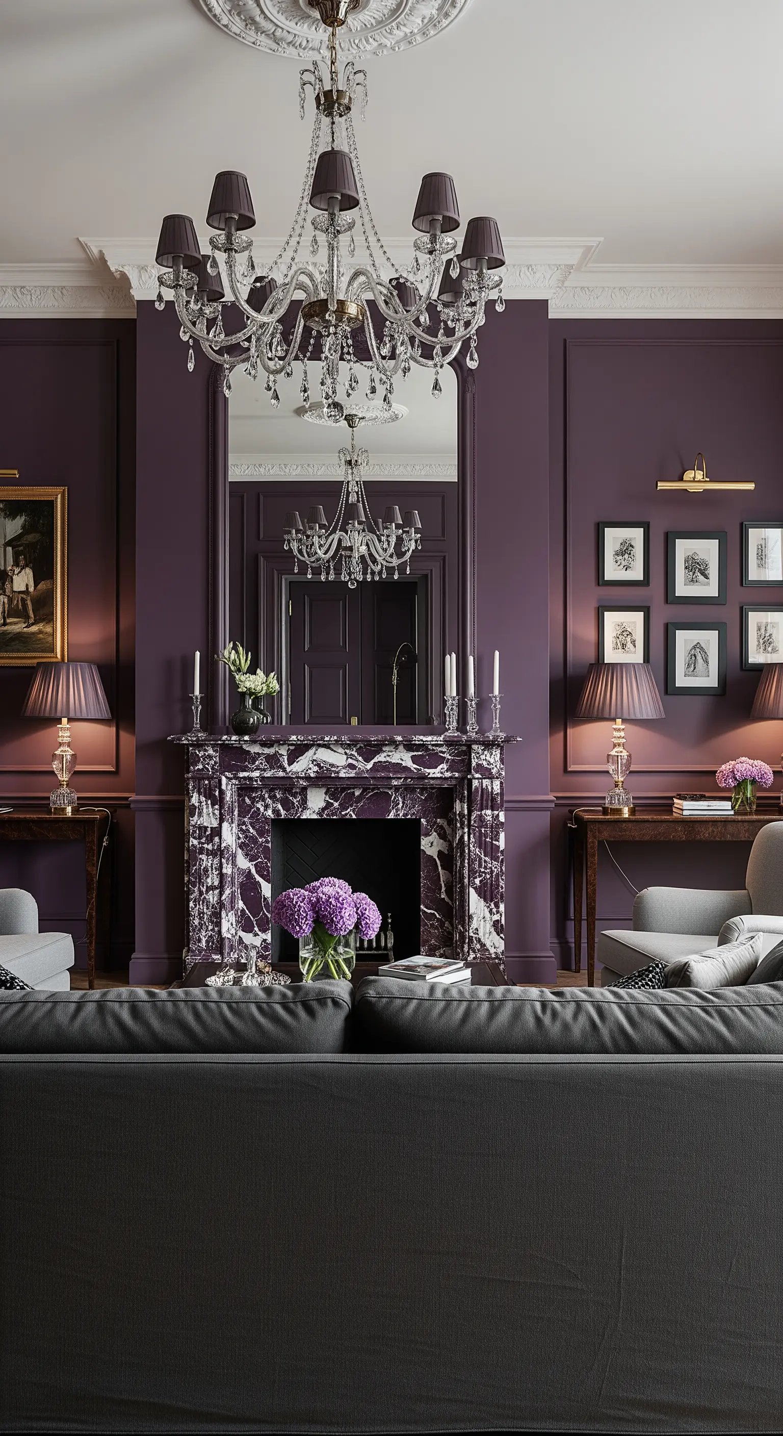 Elegantes Wohnzimmer mit auberginefarbenen Wänden, Kristallleuchter und Marmorkamin.