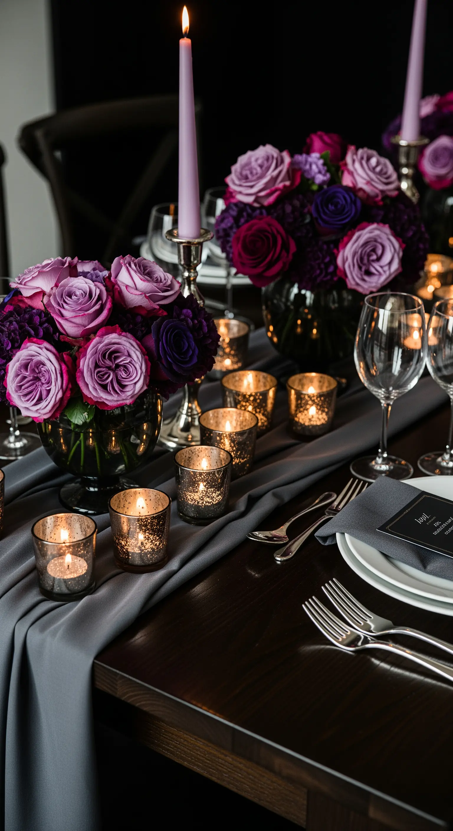 Elegante Tischdeko in Grau und Violett mit Rosen und Quecksilberglas-Kerzenhaltern.
