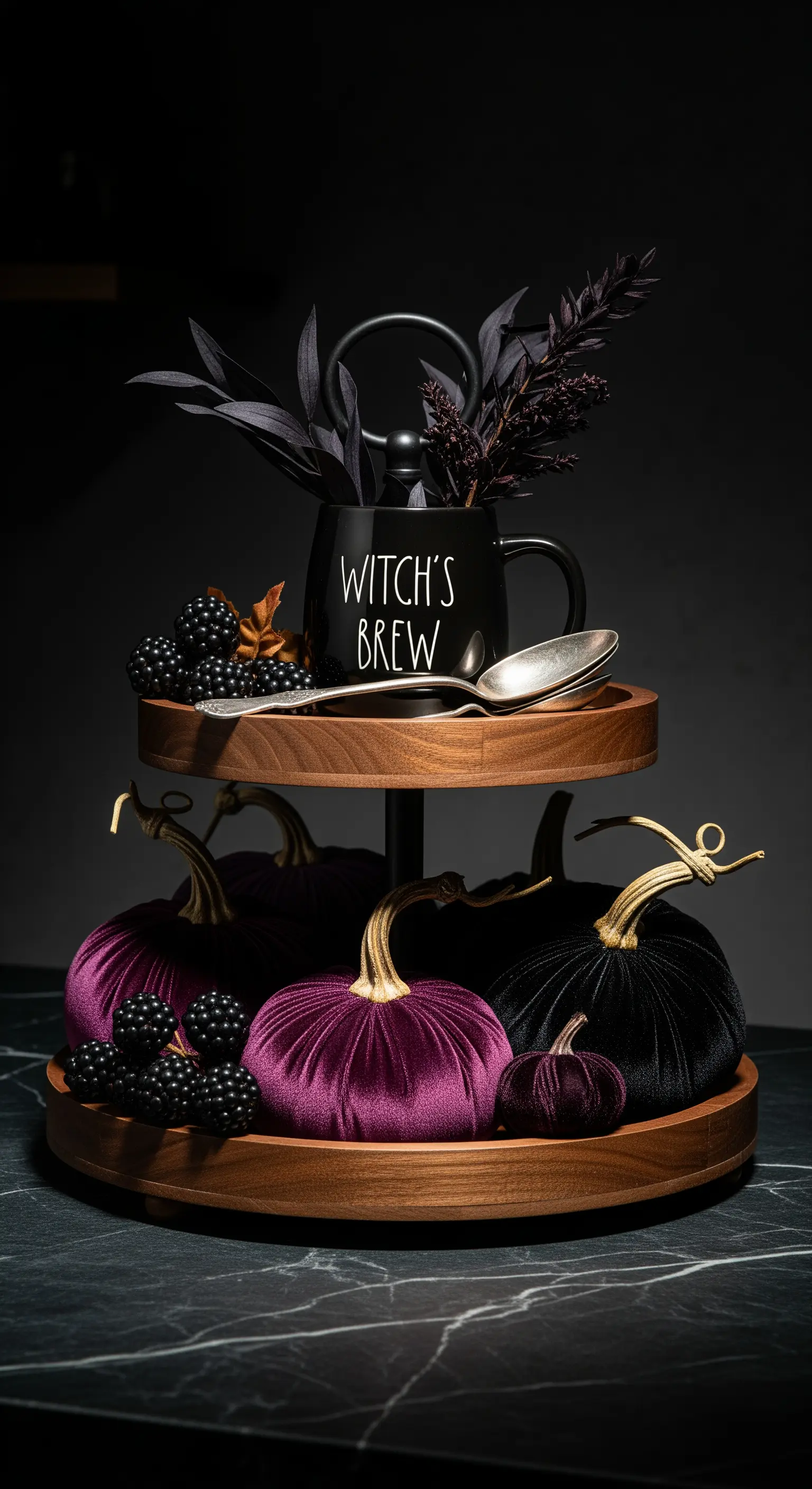 Dunkle Halloween-Etagere mit violetten Samtkürbissen und Brombeeren
