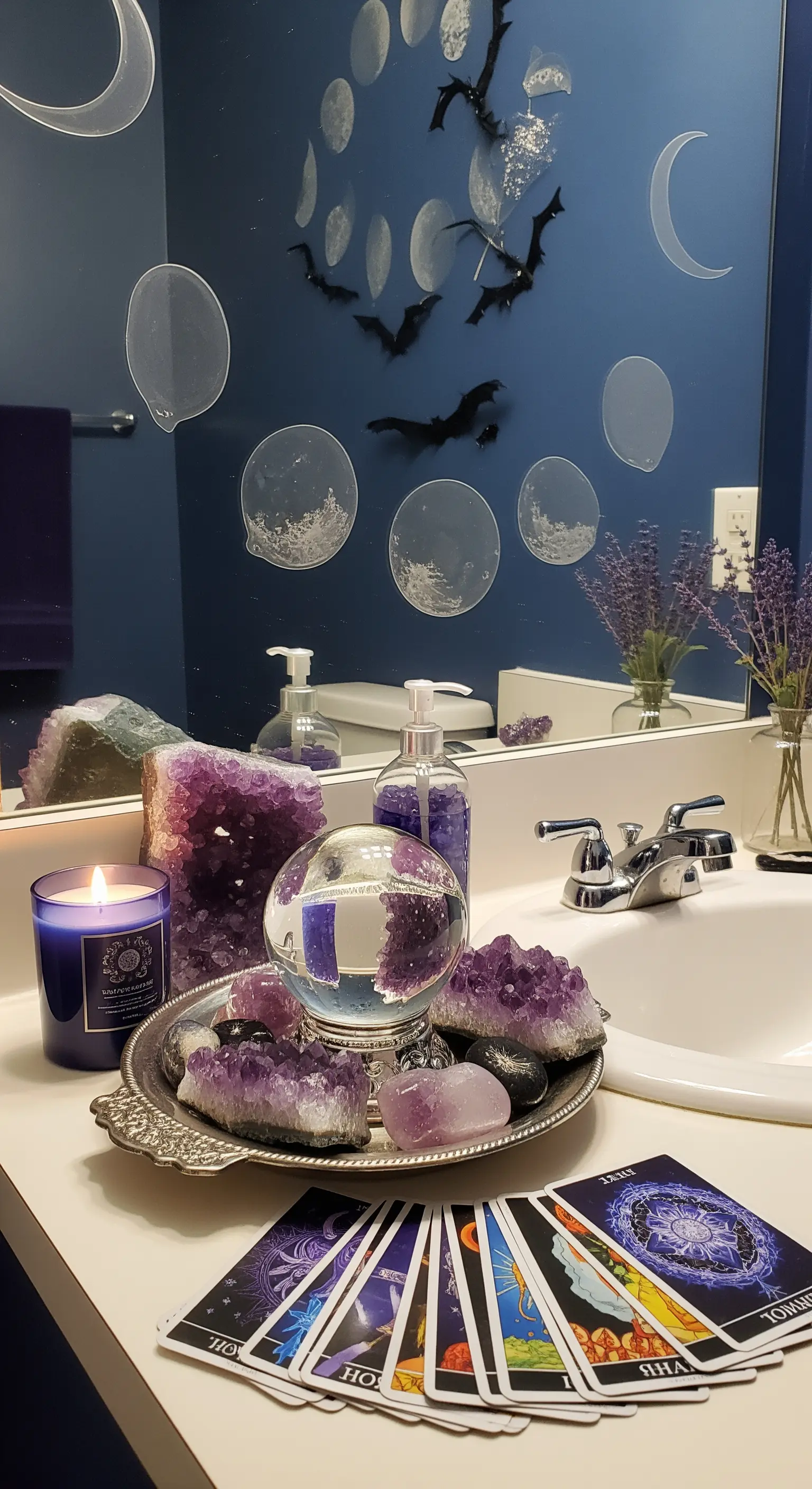 Waschtisch mit Amethysten, Glaskugel, Tarotkarten und Mondphasen-Dekoration