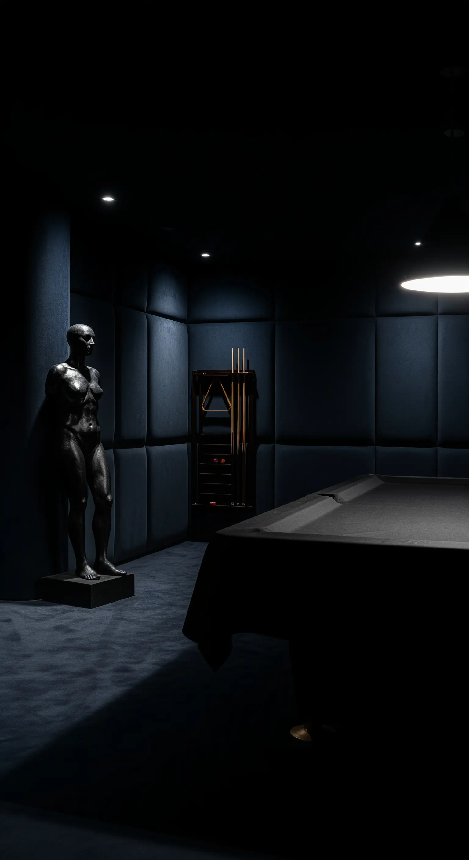 Dunkle Statue in gepolstertem, dunkelblauem Billardzimmer.