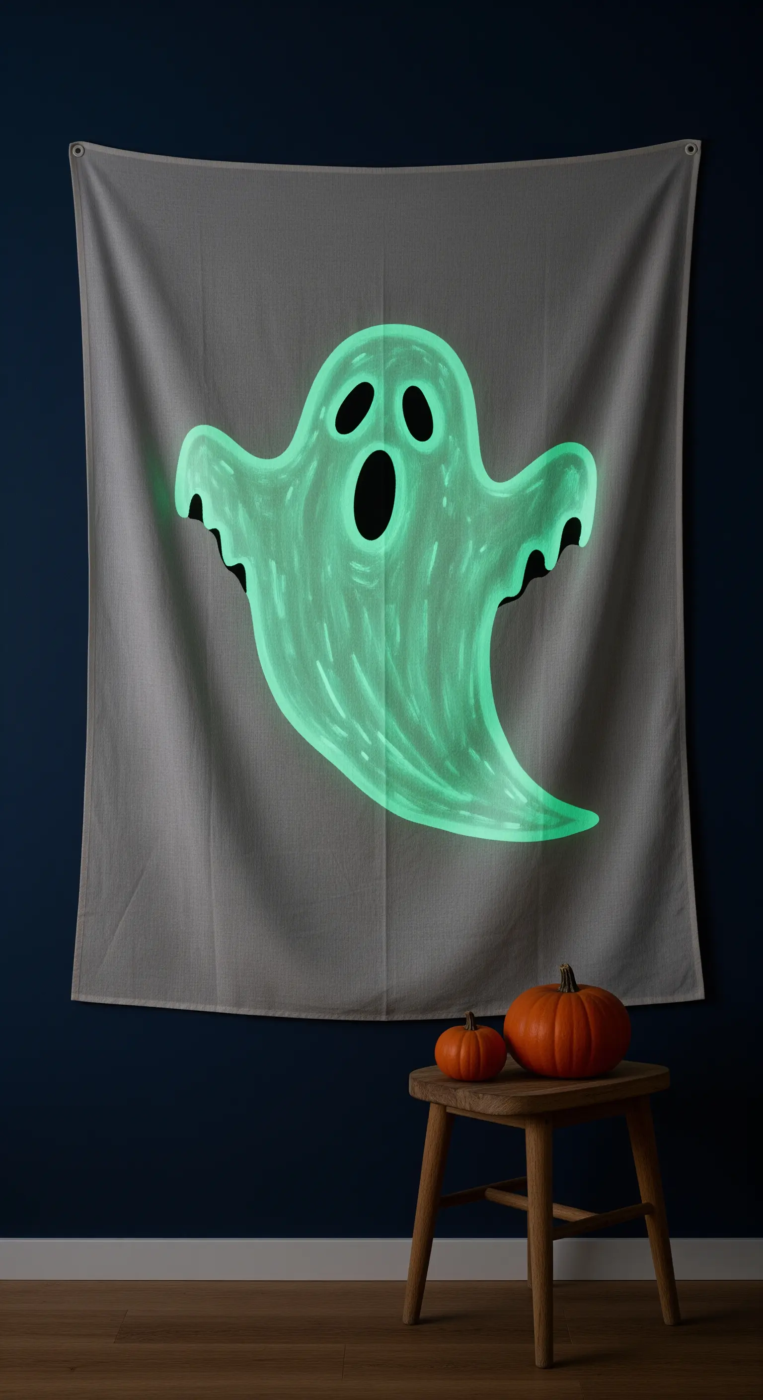 Ein Wandteppich, auf dem ein großer Geist mit nachtleuchtender Farbe gemalt ist.