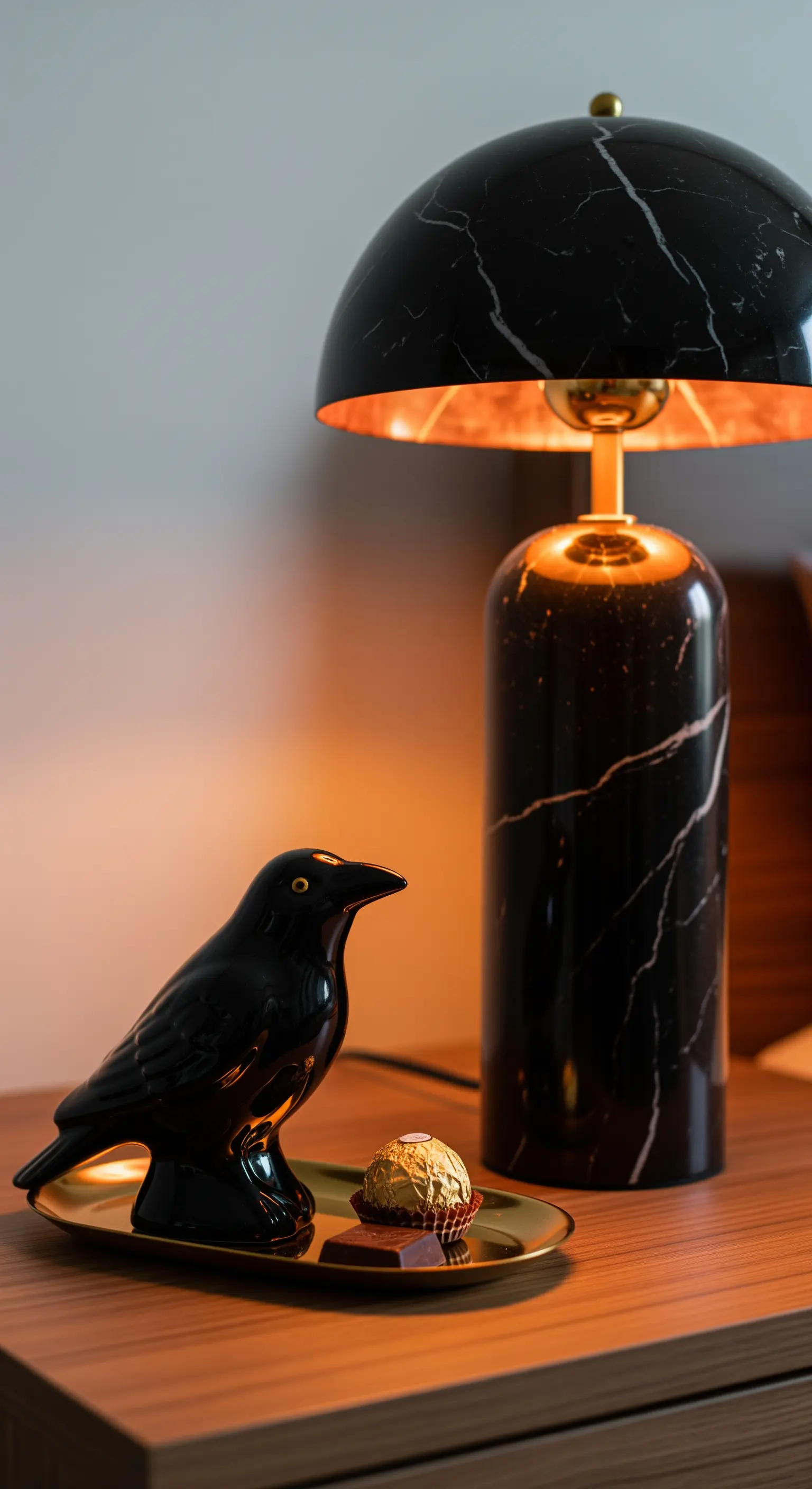Nachttisch mit schwarzer Marmorlampe, Rabenskulptur und Goldtablett
