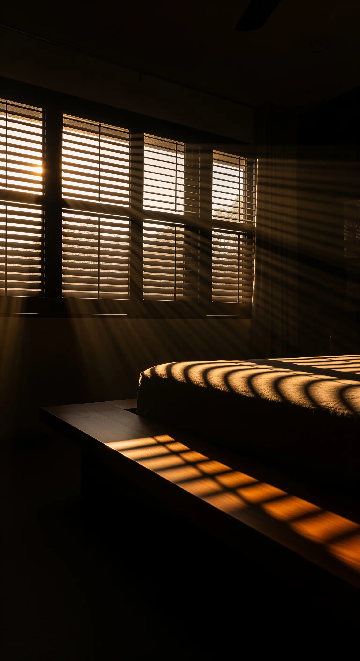 Holzjalousien, natürliches Lichtspiel, Sonnenuntergang