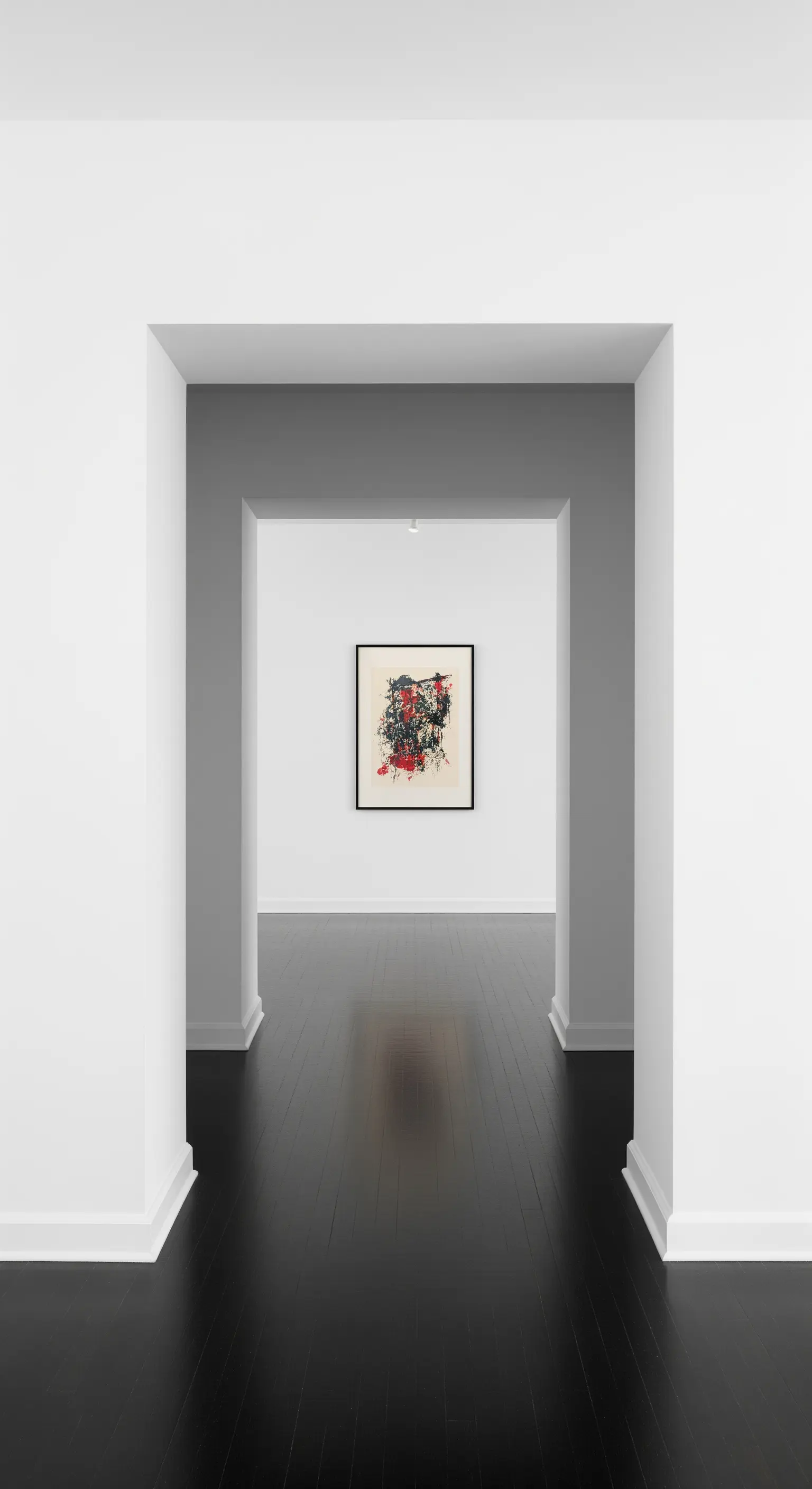 Blick durch mehrere weiße Türrahmen auf ein einzelnes abstraktes Kunstwerk an der fernen Wand.