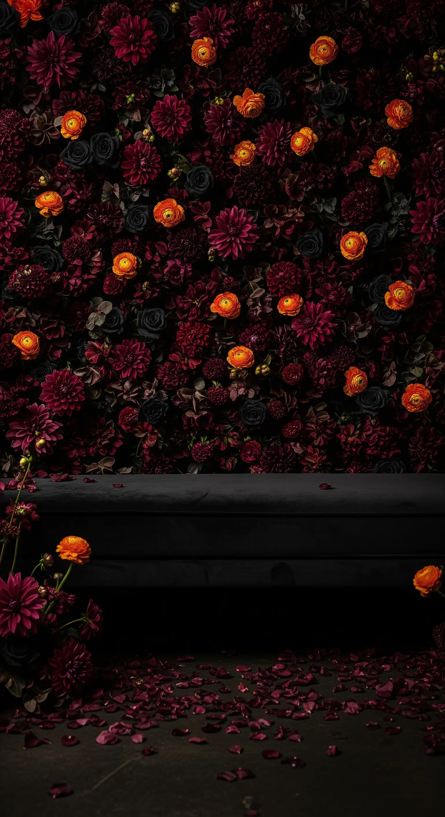 Opulente Blumenwand in Bordeaux und Schwarz mit orangen Akzenten