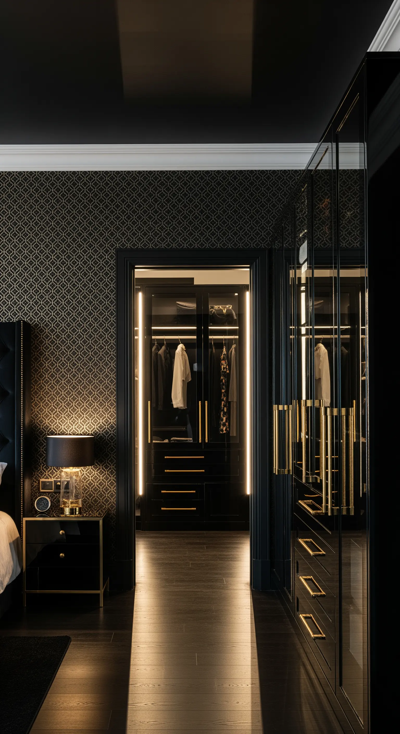 Luxuriöses schwarzes Schlafzimmer mit Goldakzenten und beleuchtetem begehbarem Kleiderschrank
