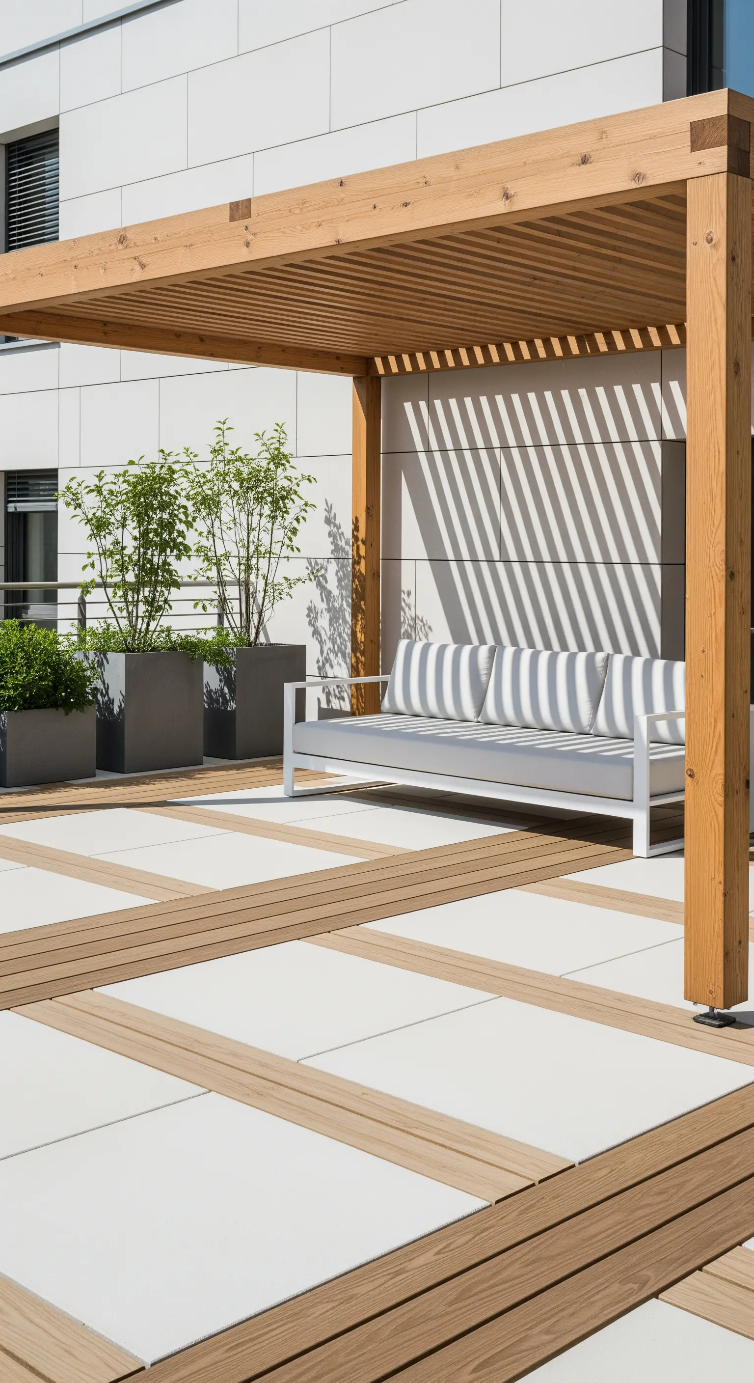 Japandi-Pergola-Lounge mit Tagesbett, Holzmuster und Pflanzen.
