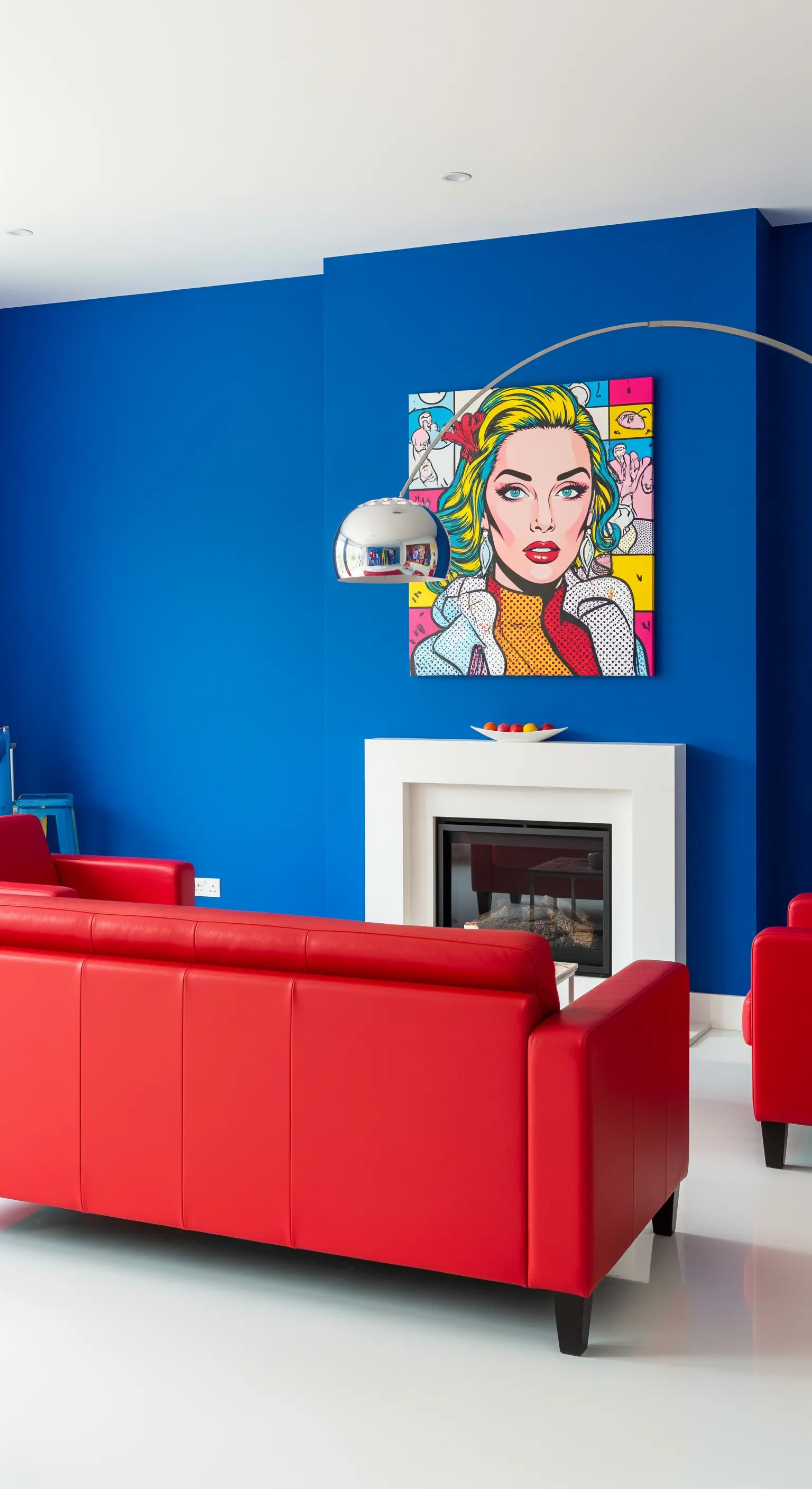 Wohnzimmer im Pop-Art-Stil mit blauer Wand, rotem Ledersofa und modernem Kunstwerk.
