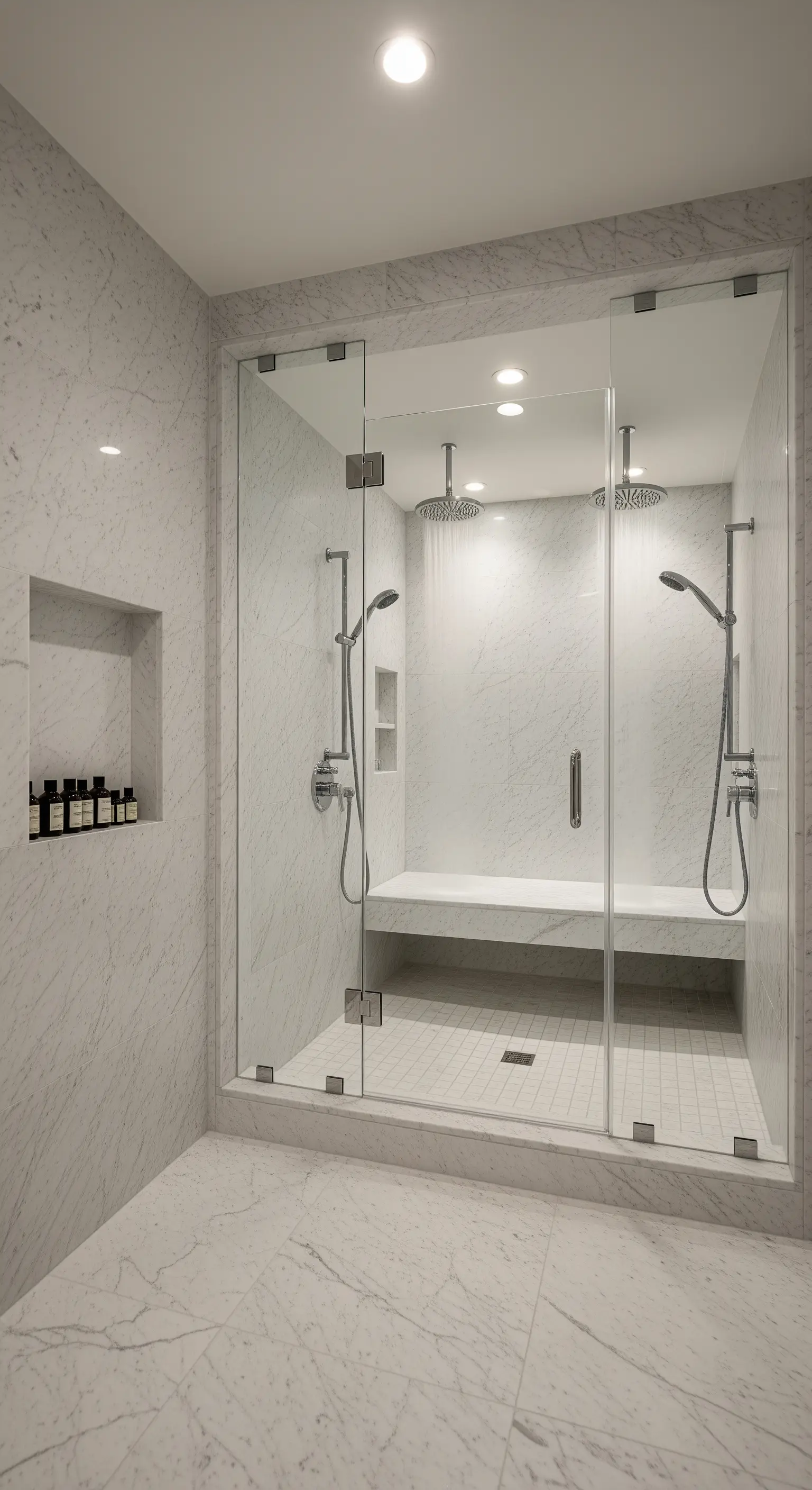 Große Marmordusche für zwei Personen mit Sitzbank und zwei Regenduschköpfen