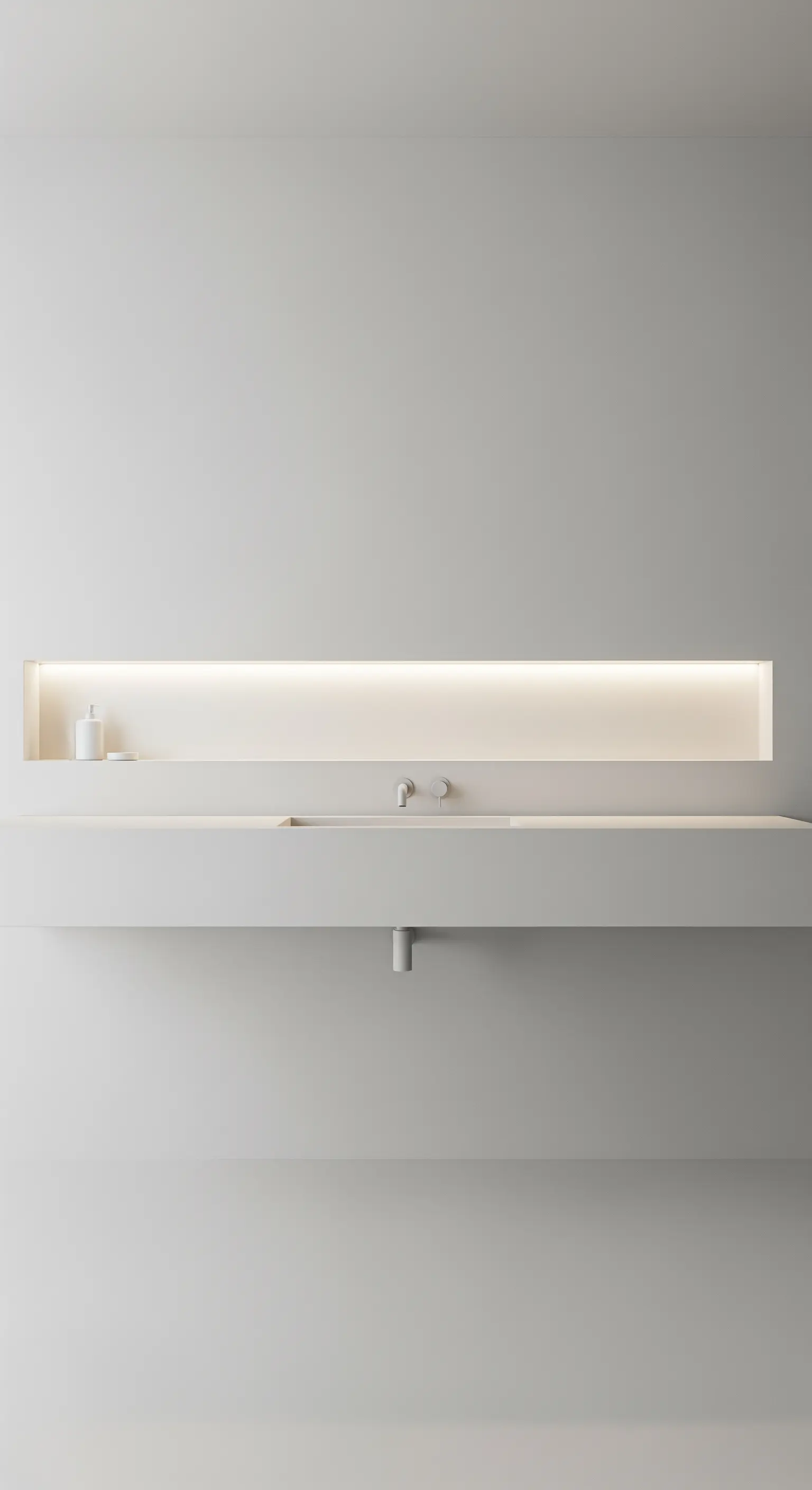 Extrem minimalistisches Bad mit einer langen, schmalen Leuchtnische über einem fugenlosen Waschtisch.