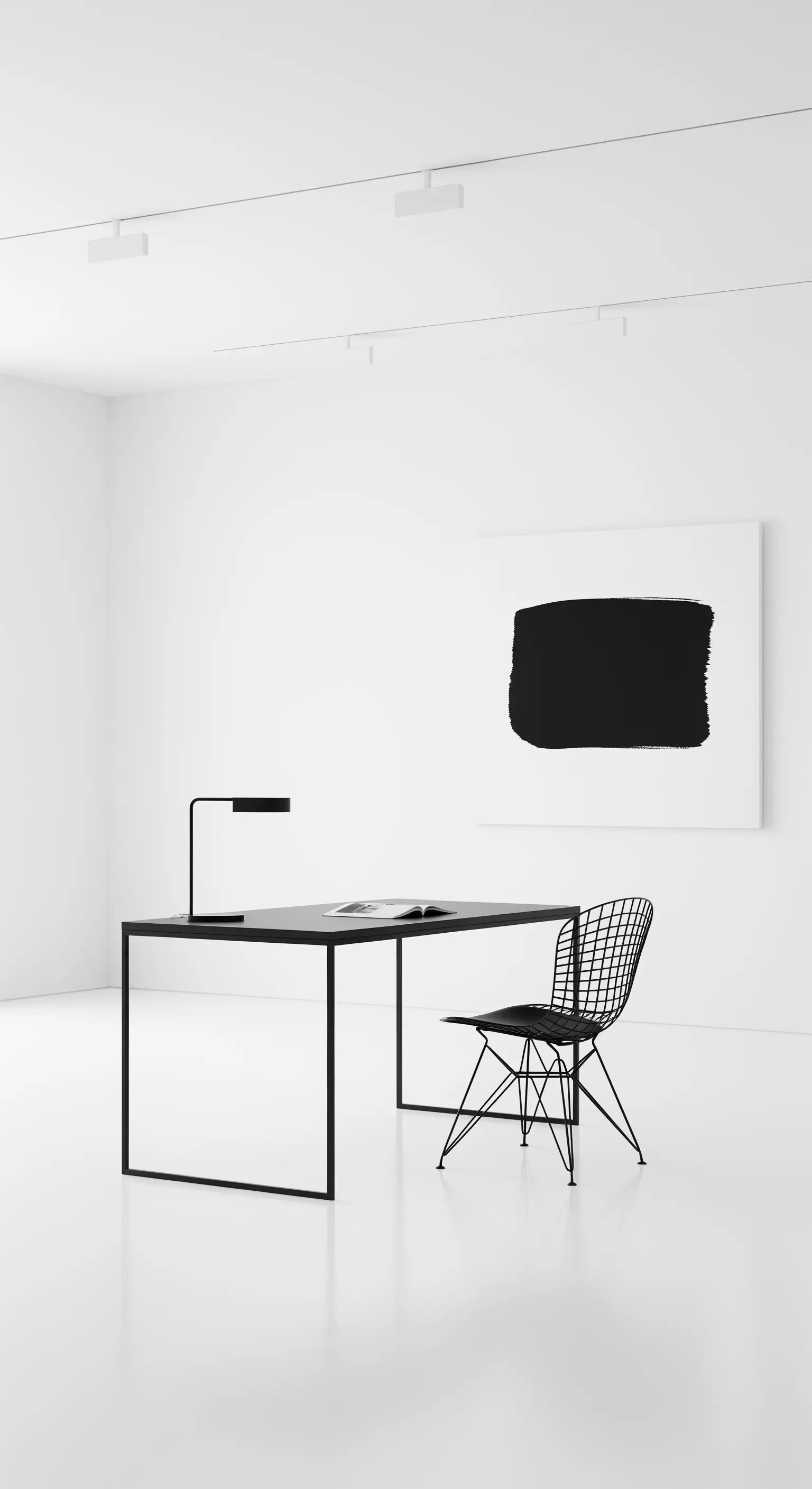 Schwarz-weißer Arbeitsplatz in einem galerieweißen Raum mit einem Statement-Kunstwerk.