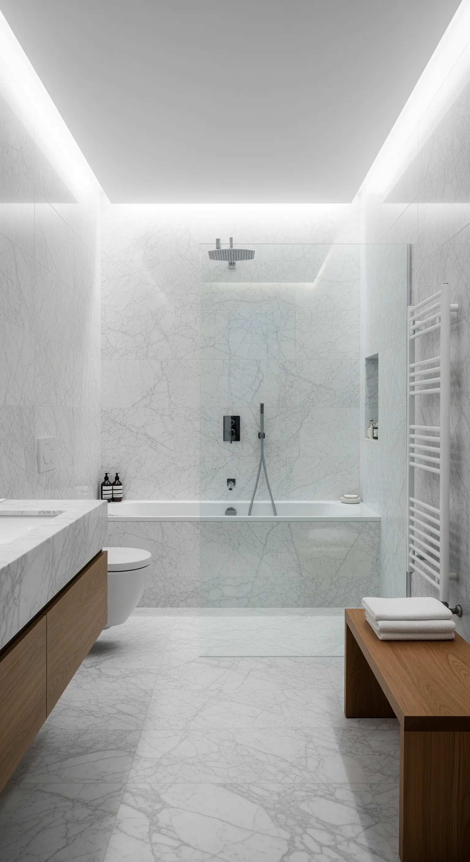 Minimalistisches Bad mit weißem Marmor, Holzakzenten und indirekter Deckenbeleuchtung.