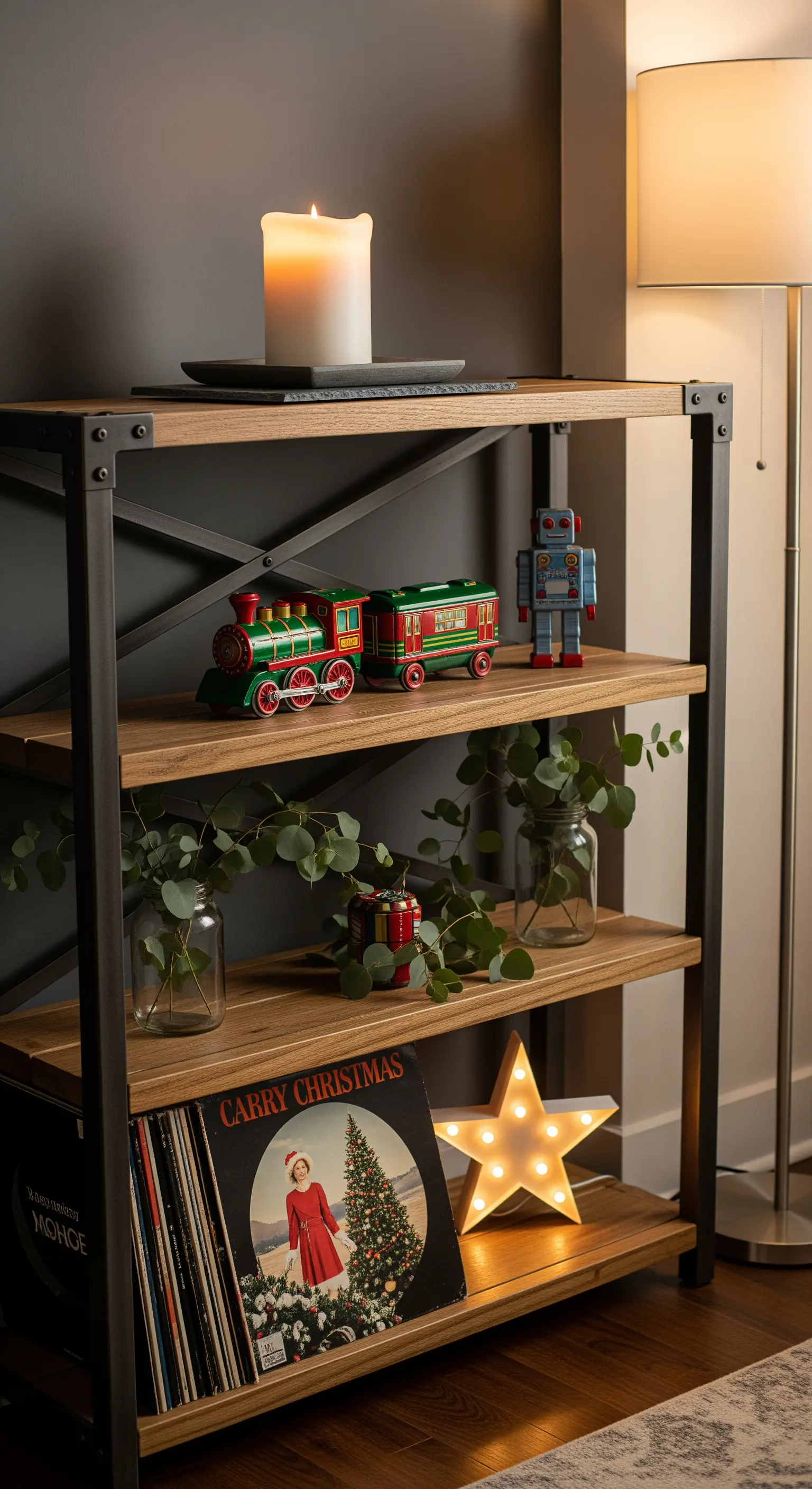 Industrielle Etagere mit Vintage-Spielzeug, Schallplatte und Eukalyptus