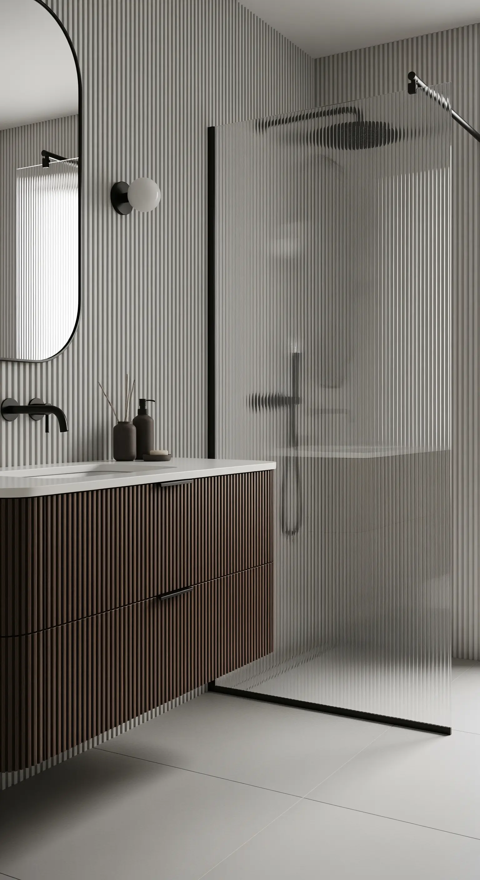 Modernes Badezimmer mit grauen Riffelwänden, einem dunklen Holzwaschtisch und Riffelglas-Dusche.