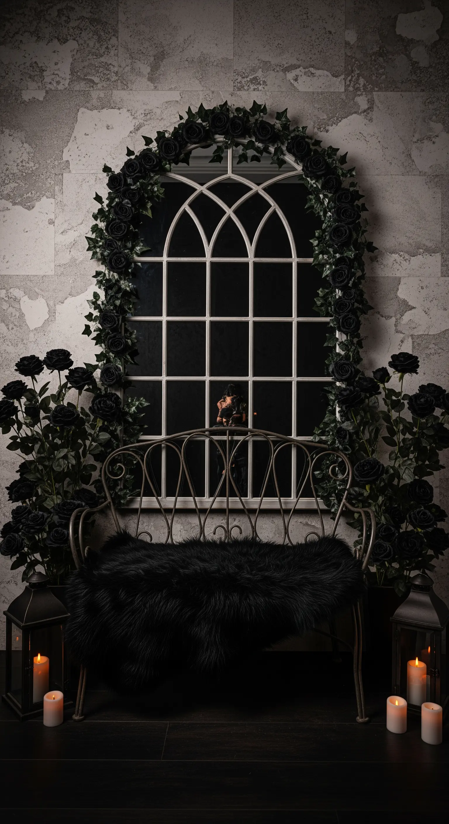 Bogenförmiger Fensterspiegel mit schwarzen Rosen-Girlanden und antiker Gartenbank