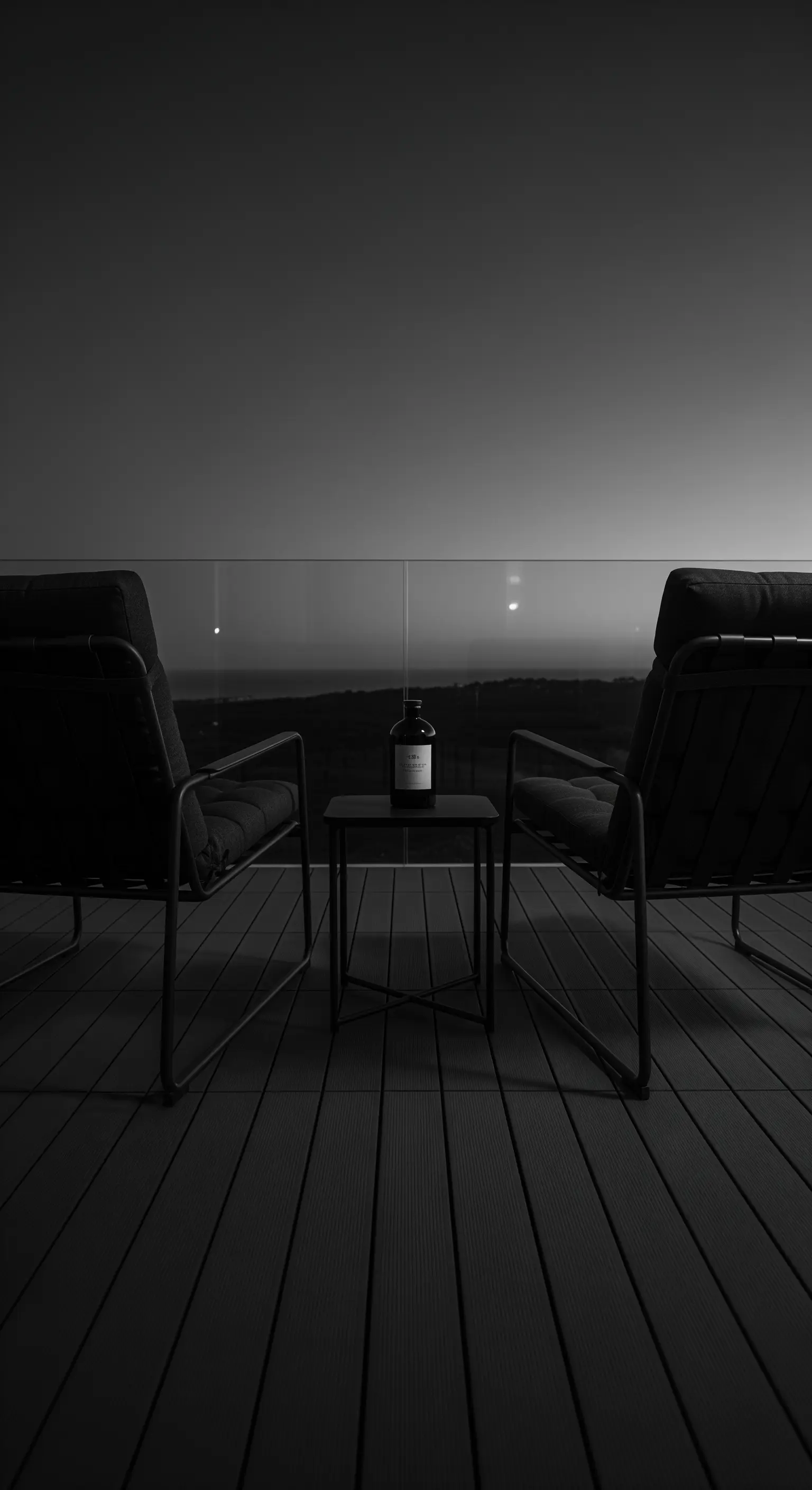 Minimalistischer Balkon mit dunklen Outdoor-Möbeln, Glasbrüstung und Panoramablick