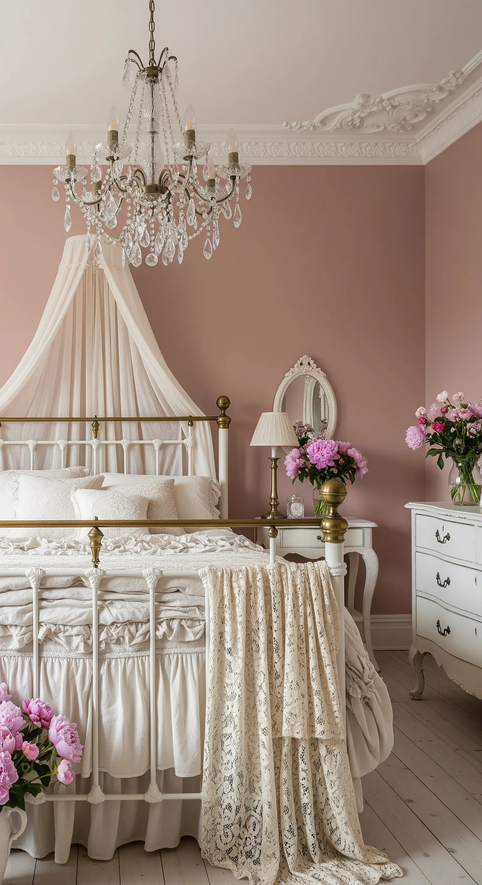 Vintage-Schlafzimmer mit verziertem Metallbett, Kristalllüster und rosa Wänden