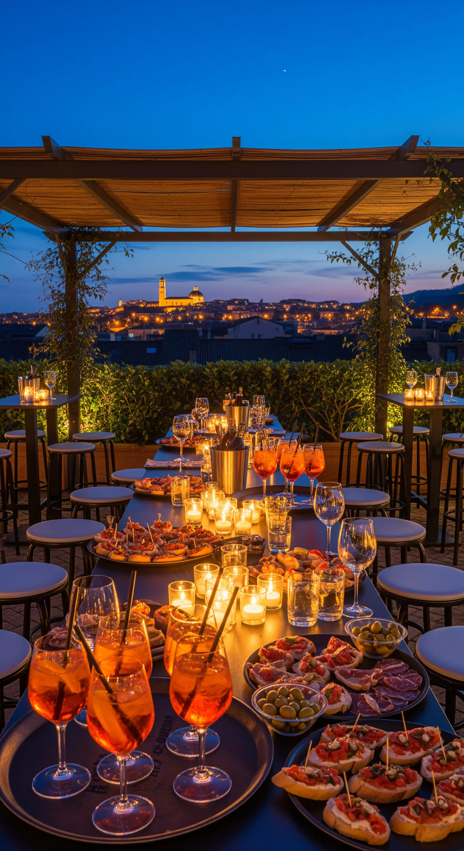 Rooftop-Bar, Holzpergola, Stadtblick, Kerzenmeer, Aperol Spritz