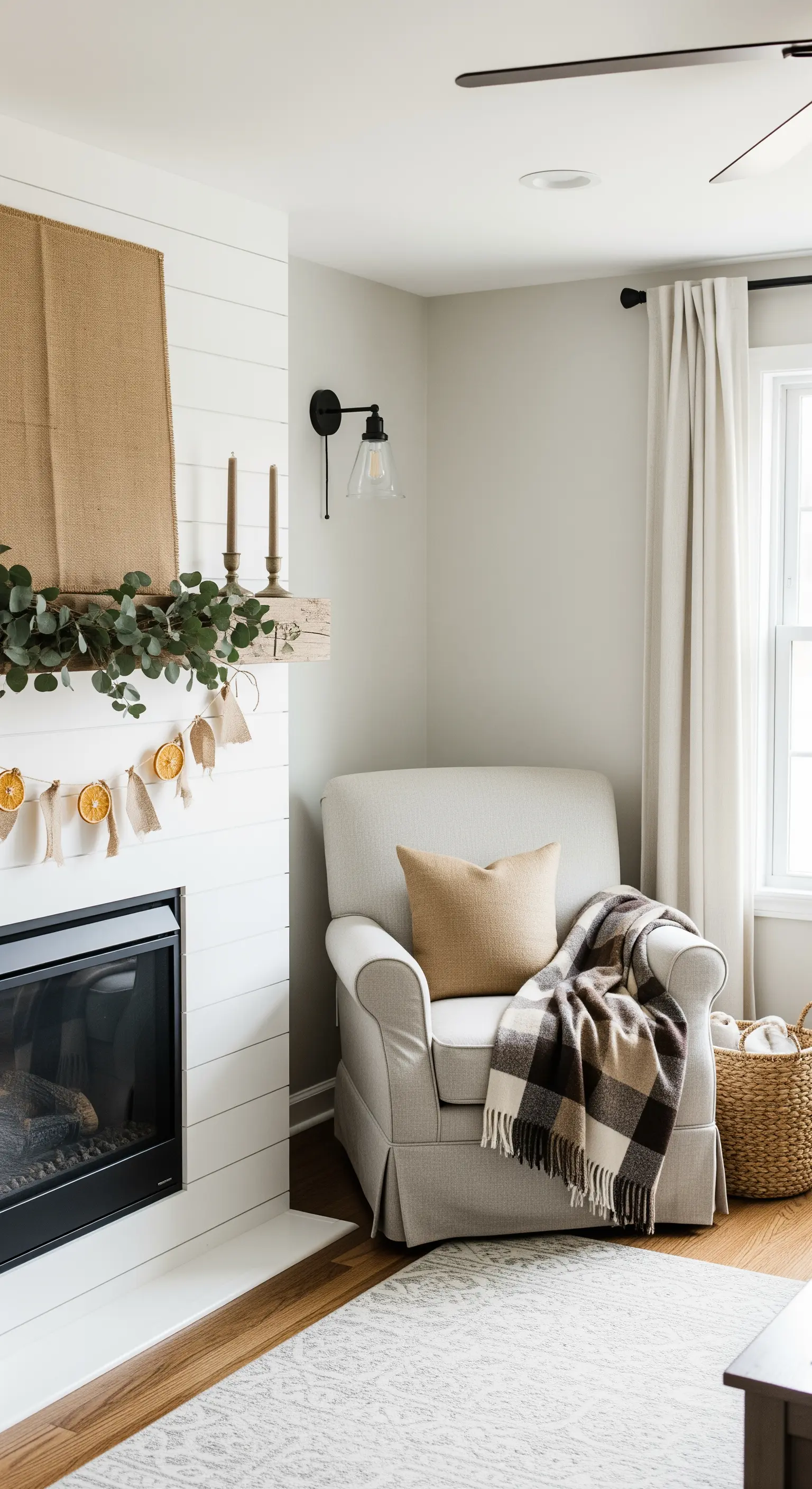 Weißer Kamin mit Eukalyptusgirlande und beigem Sessel.