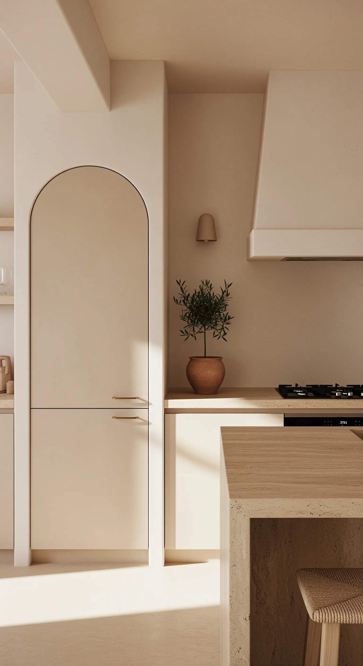 Cremefarbene Küche mit einem großen Bogen als architektonisches Detail