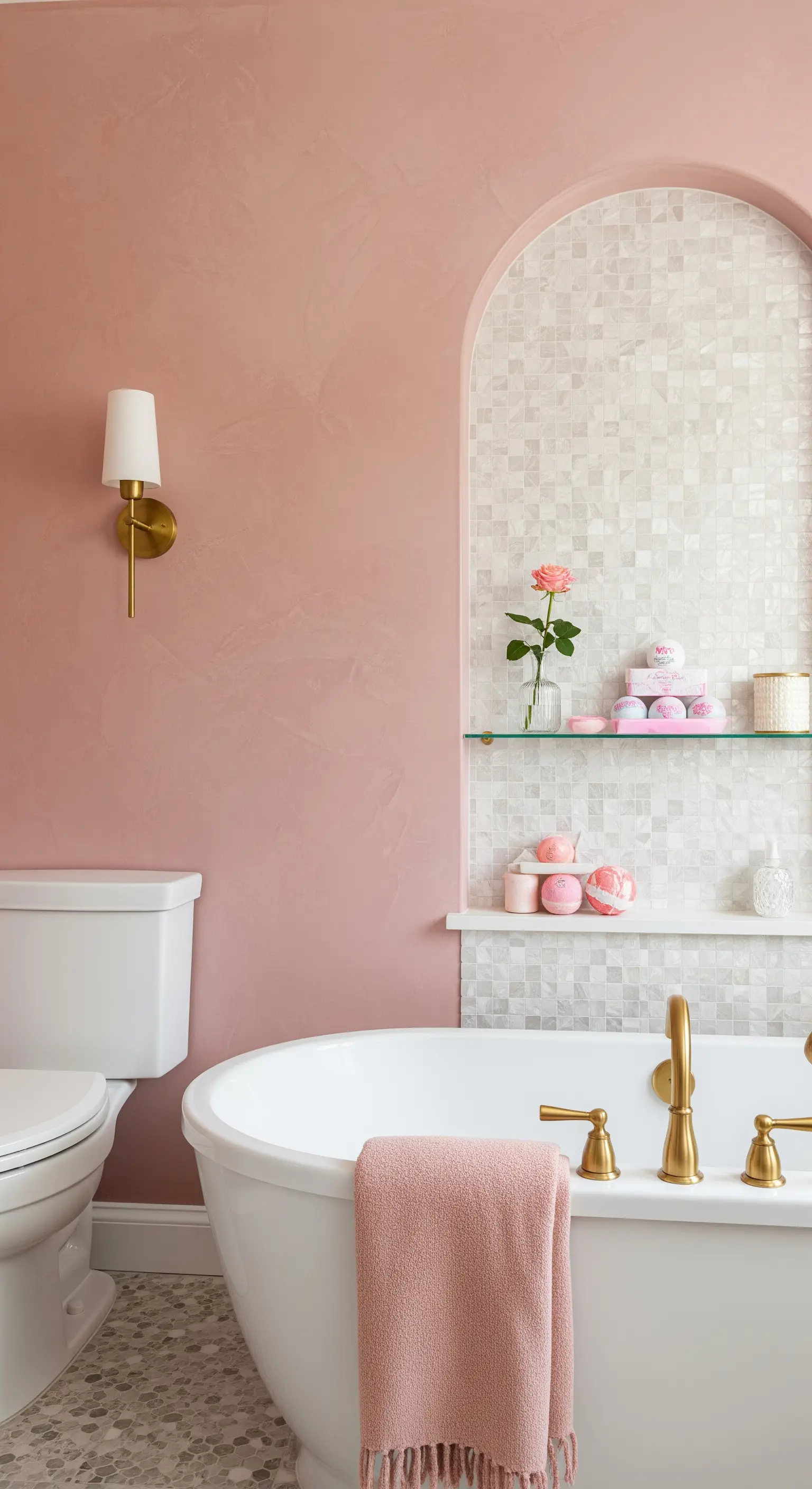 Bogen-Nische mit Mosaikfliesen und Glasböden in einem rosa Badezimmer neben der Badewanne.