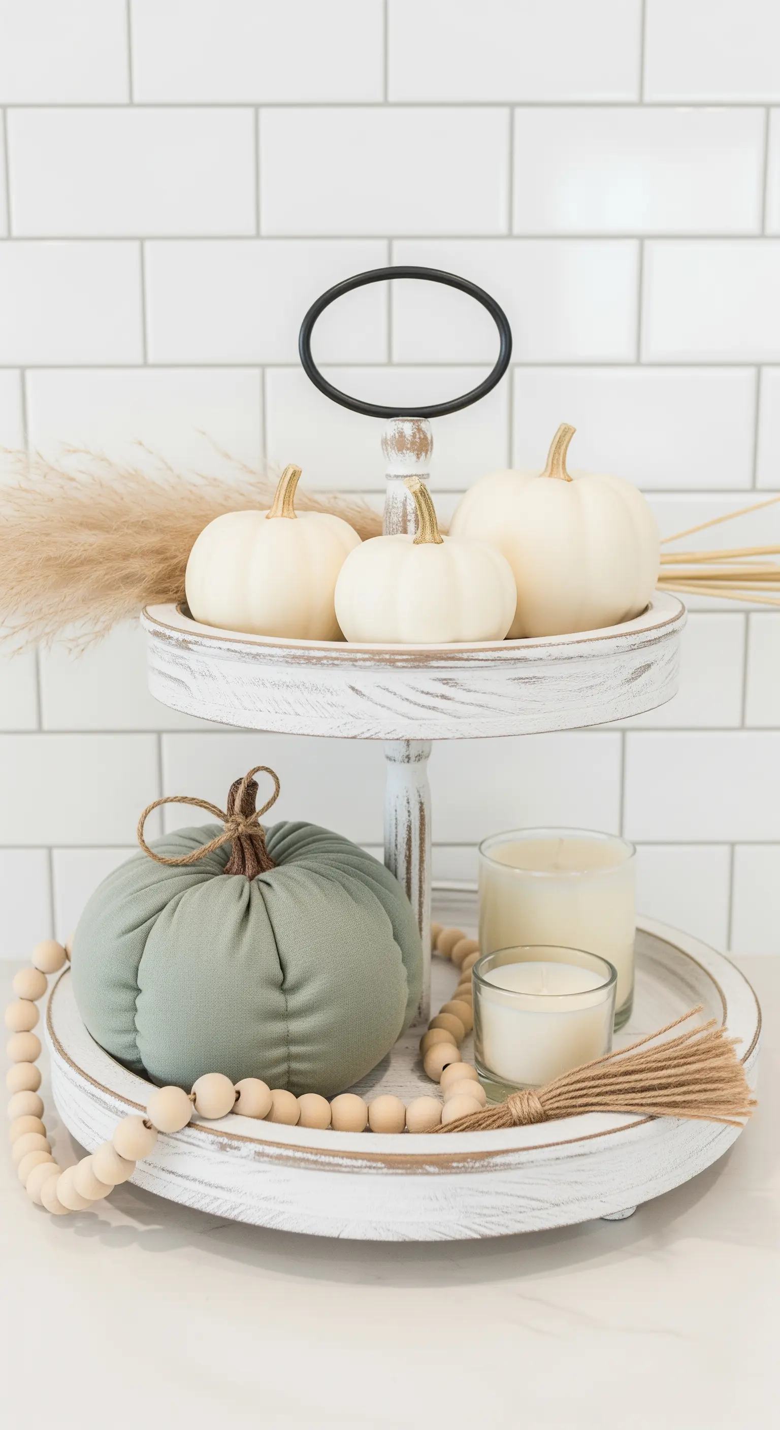 Minimalistische Herbst-Etagere in Salbeigrün und Creme