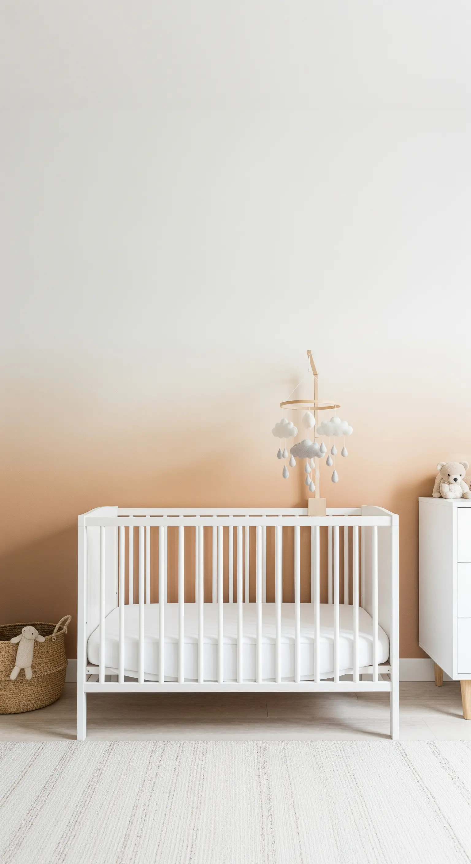 Minimalistisches Babyzimmer mit einer Wand im Ombré-Farbverlauf von Beige zu Weiß.