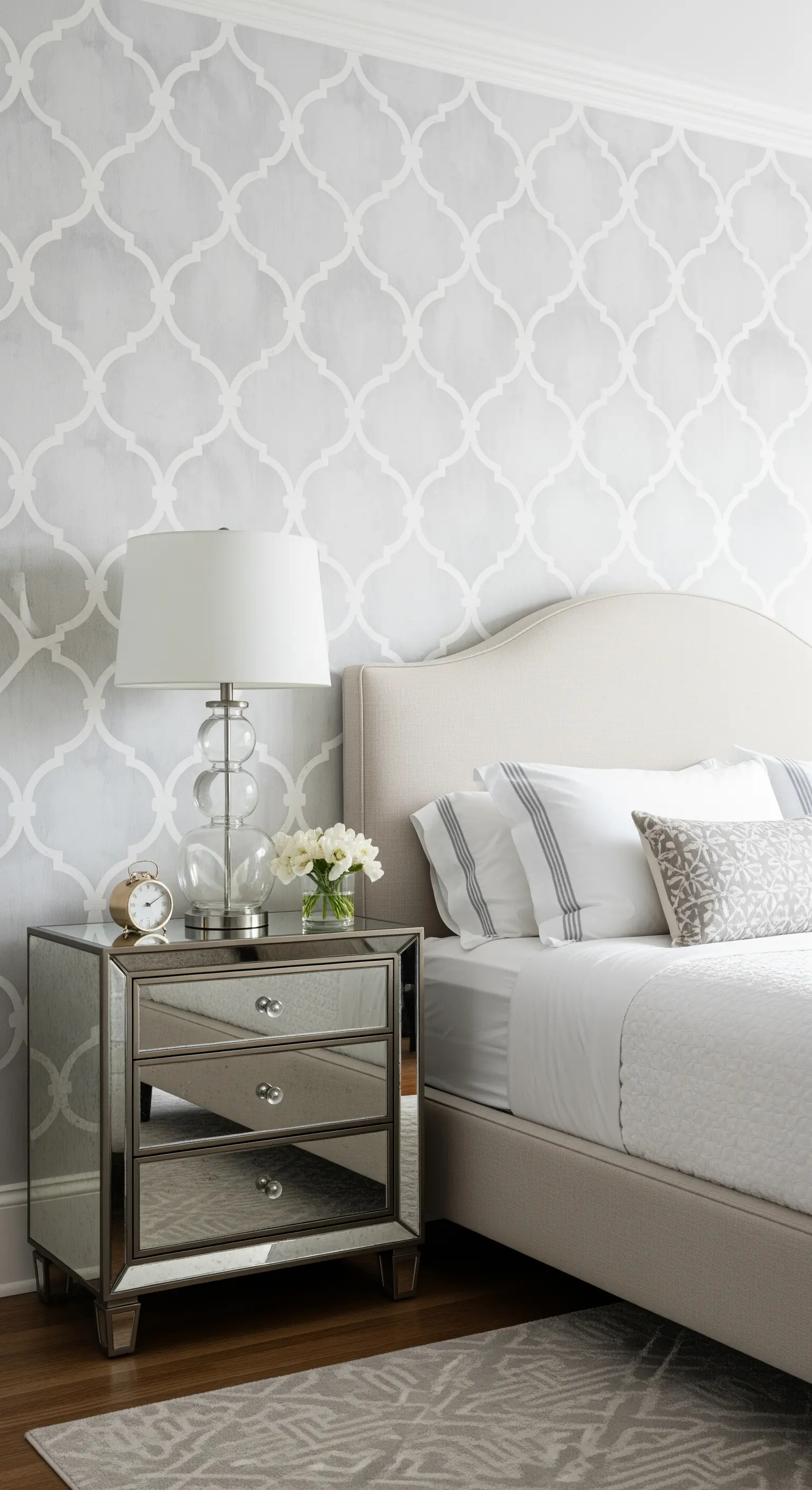 Elegantes Schlafzimmer mit grauer marokkanischer Mustertapete und Spiegelschrank.