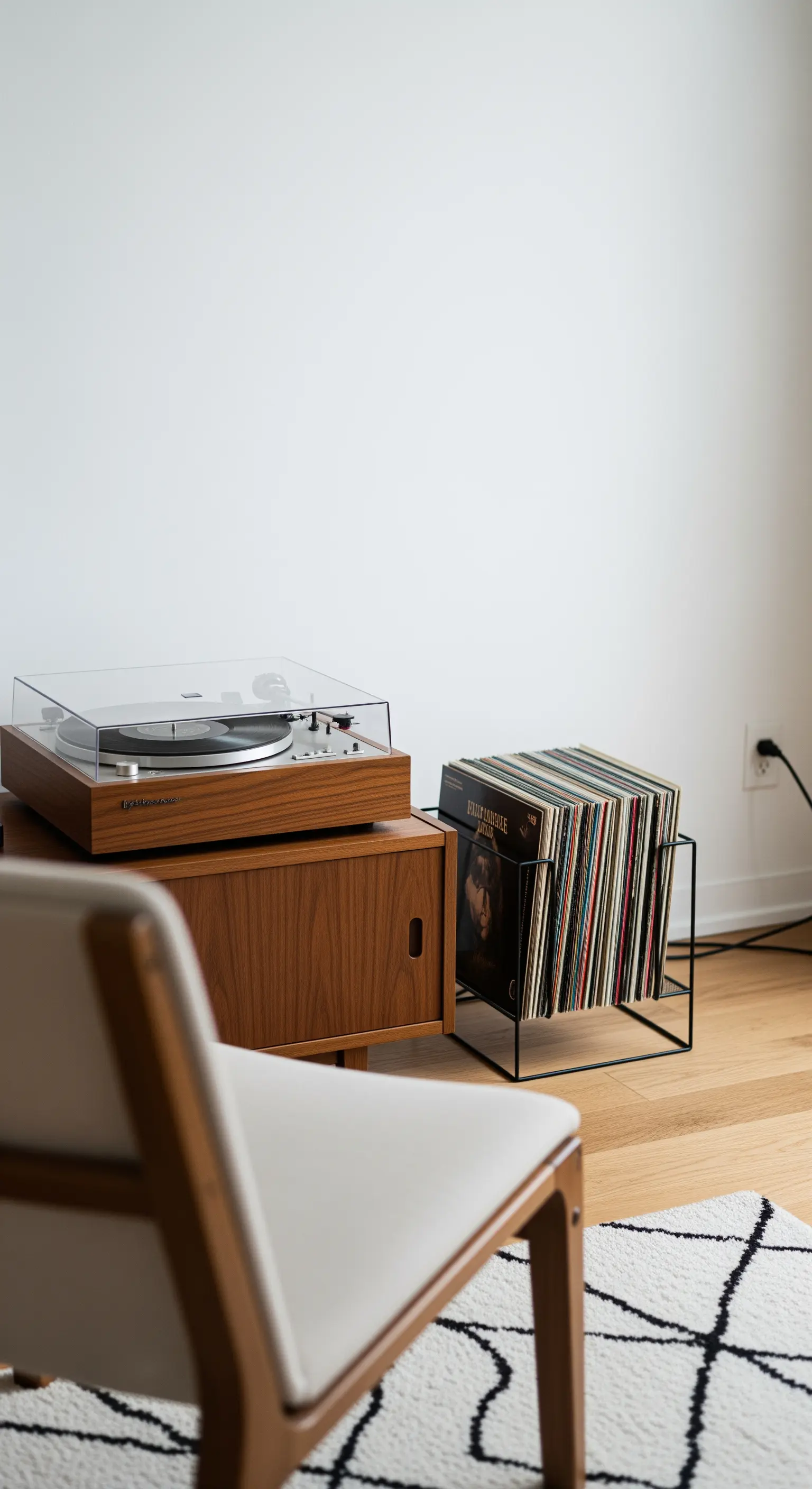Eine Musikecke mit einem Plattenspieler auf einem Holz-Sideboard und einem Plattenständer.