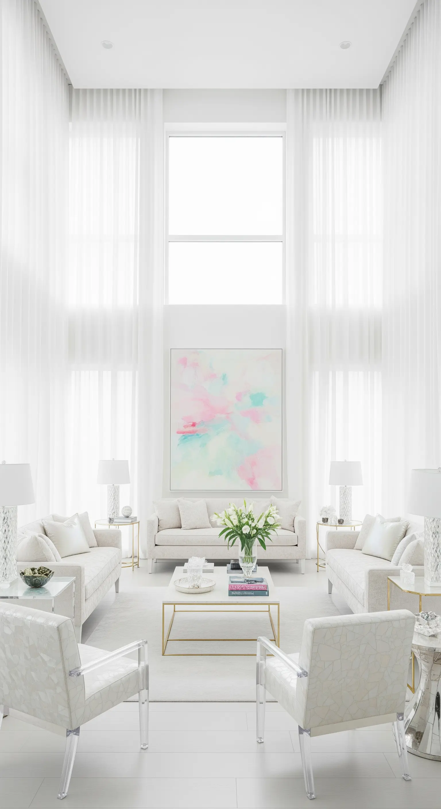 Luftiges, weißes Wohnzimmer mit hohen Decken, transparenten Vorhängen und goldenen Akzenten.
