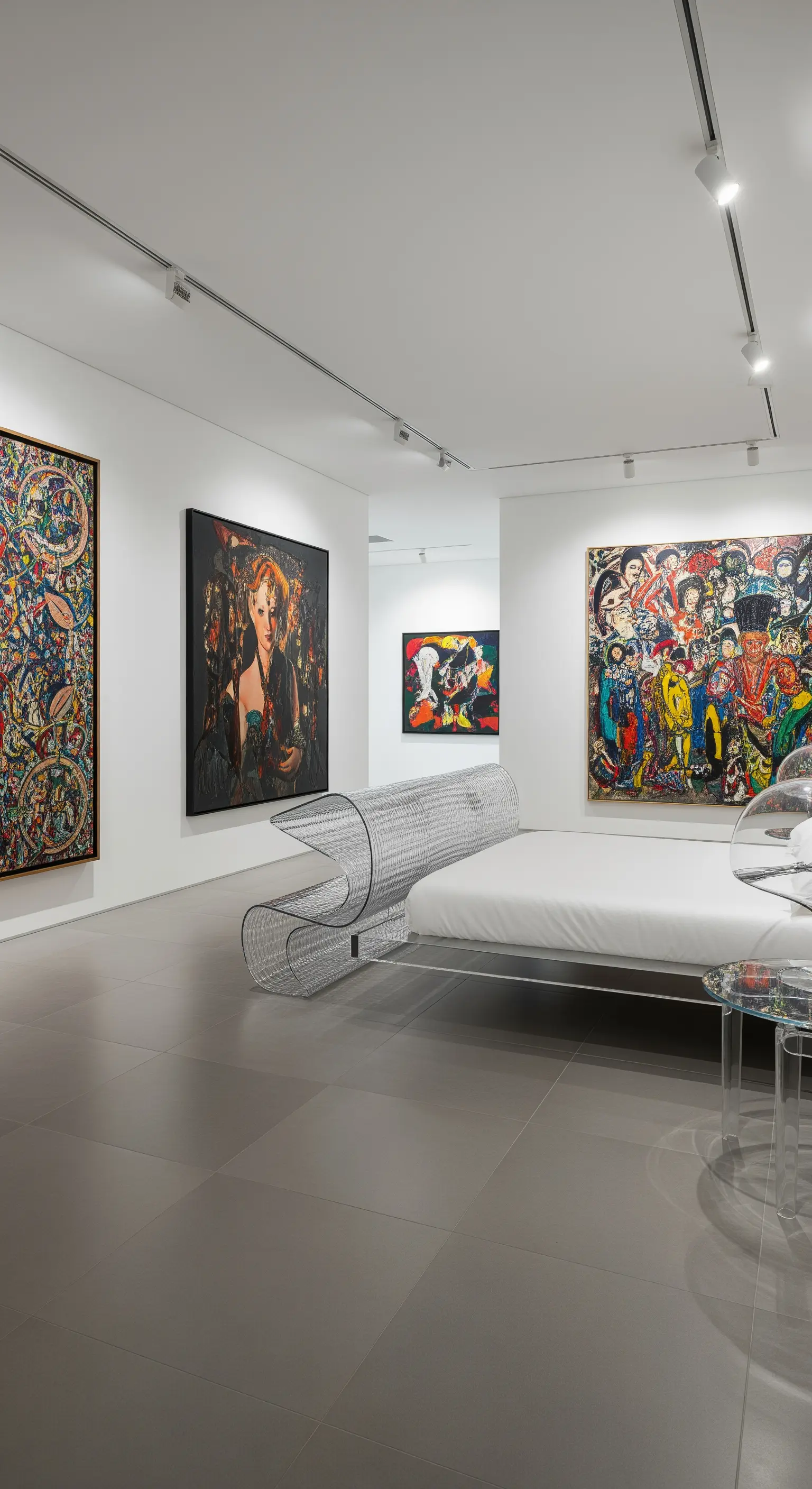 Minimalistisches Schlafzimmer, das wie eine Kunstgalerie mit großen Gemälden gestaltet ist.