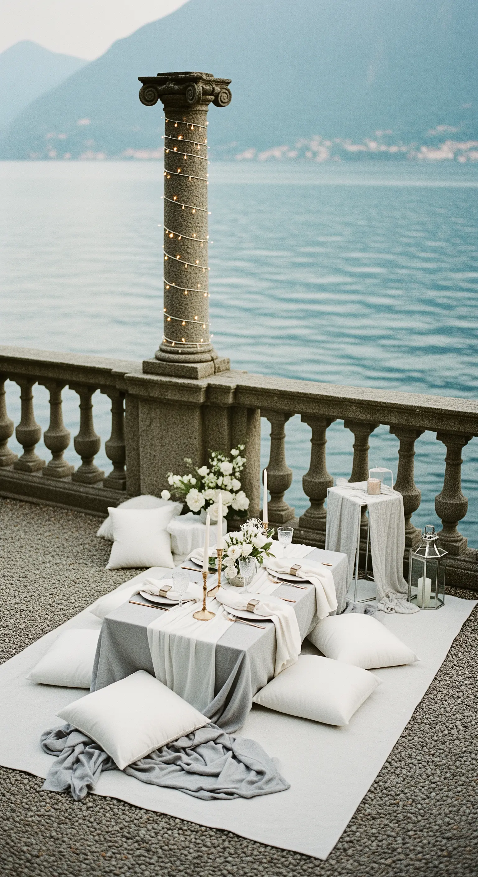 Elegantes Seeufer-Picknick in Weiß und Grau mit goldenen Kerzenleuchtern