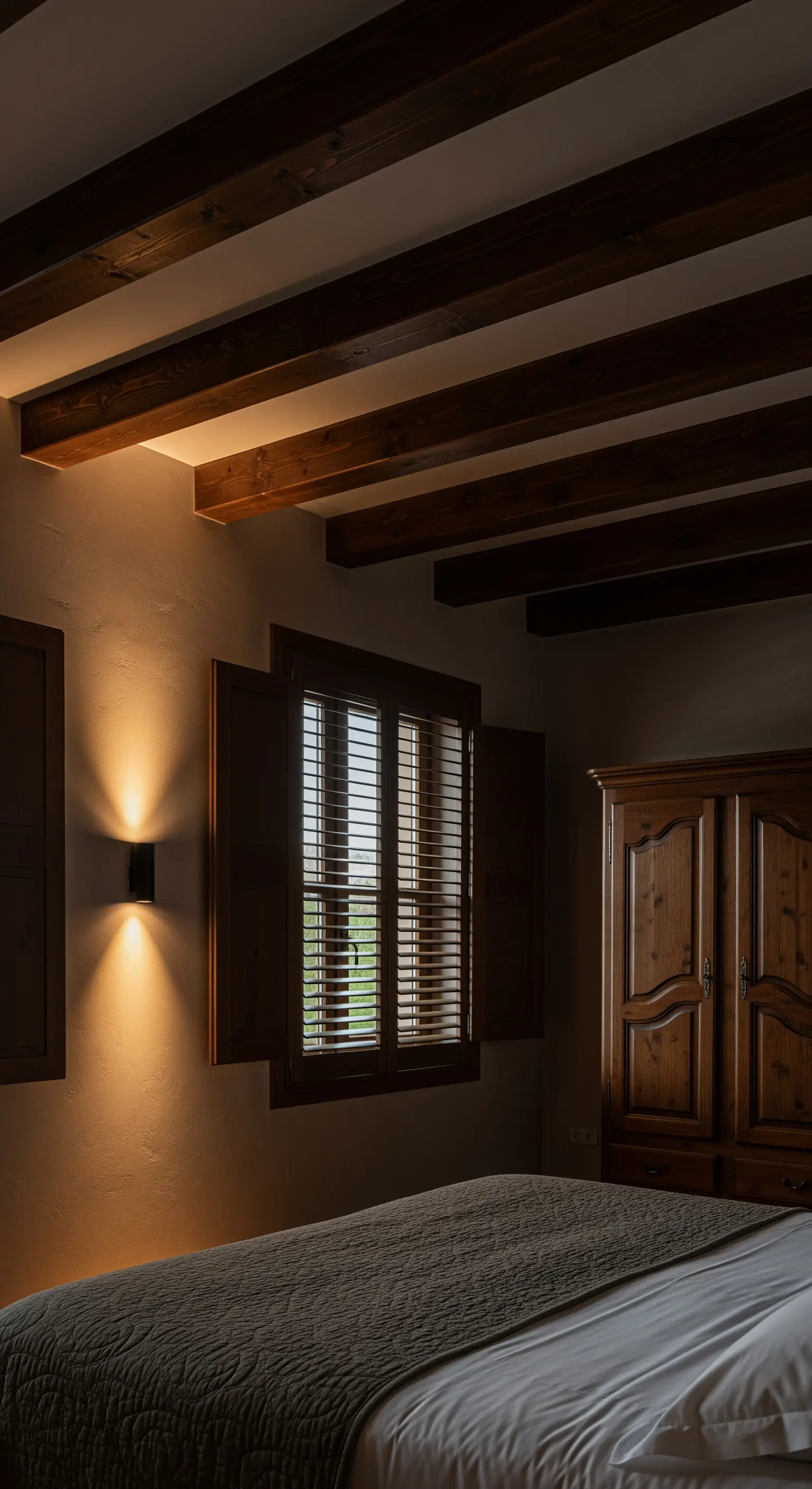 Holzbalken, Uplighting, Holzfensterläden