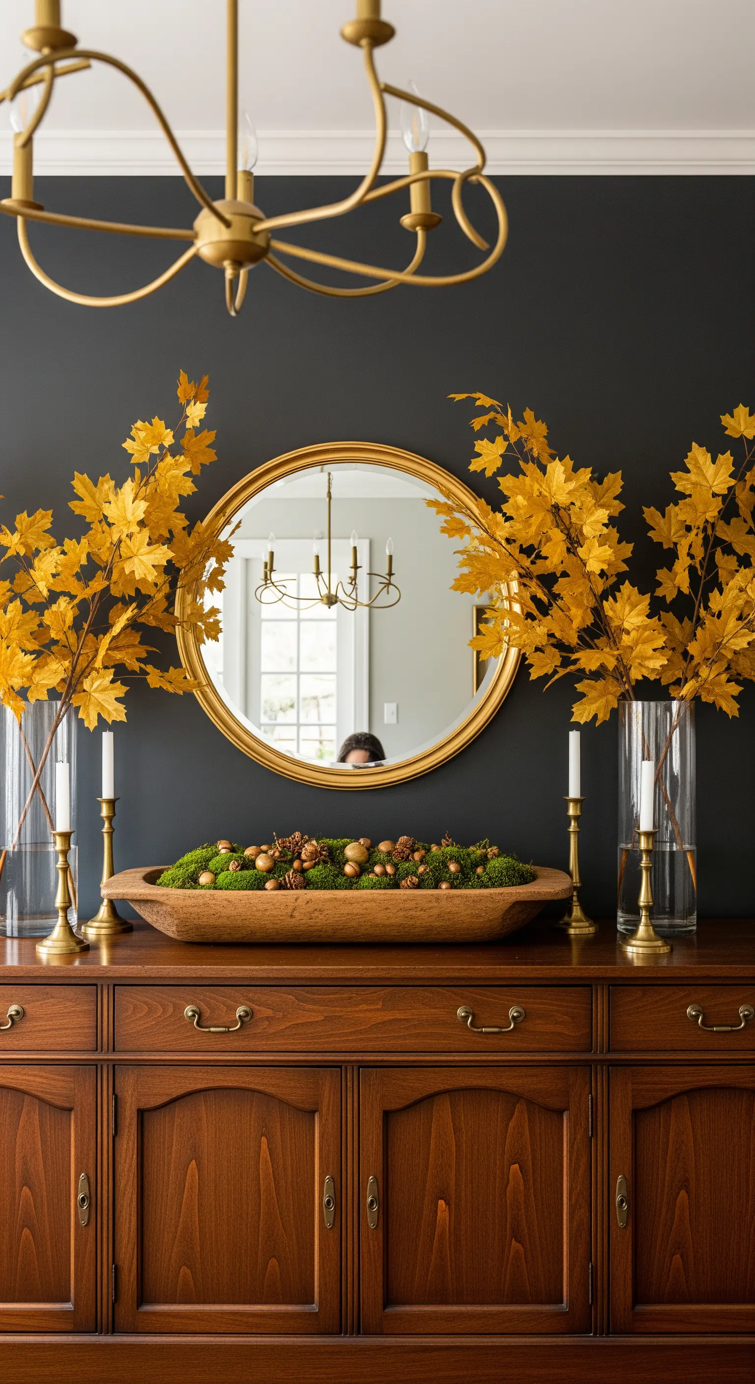 Sideboard, Moosdeko, gelbe Zweige, Messing Kerzenhalter, runder Spiegel