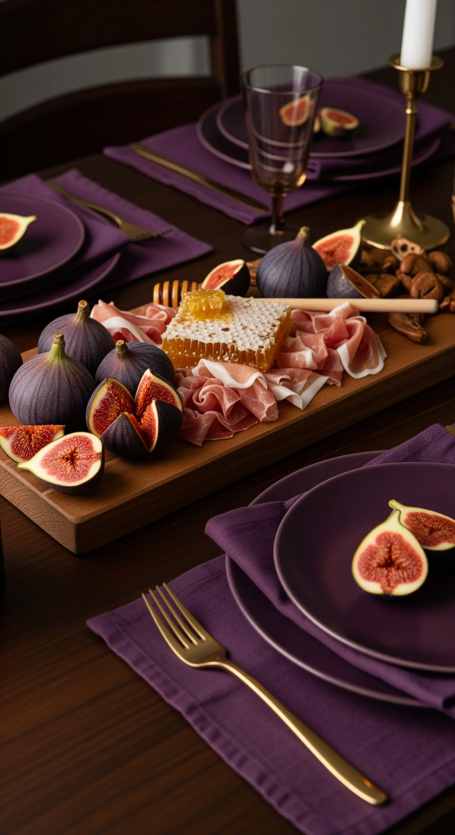 Luxuriöse Tischdeko in Violett und Gold mit einem Brett voller frischer Feigen und Honigwabe.